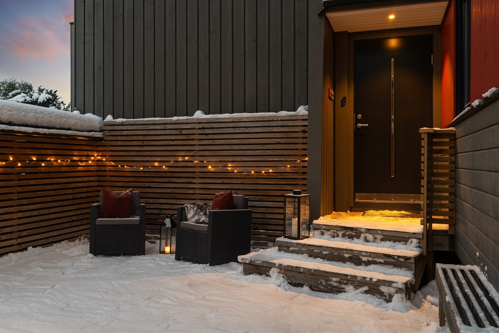 Boligen har to flotte uteplasser - en solrik platting foran som gir en hyggelig velkomst, og en lun og privat uteplass på baksiden, perfekt for utemøbler, grilling eller rolige stunder ute. Begge gir gode muligheter for uteliv og avslapning. Galleribilde