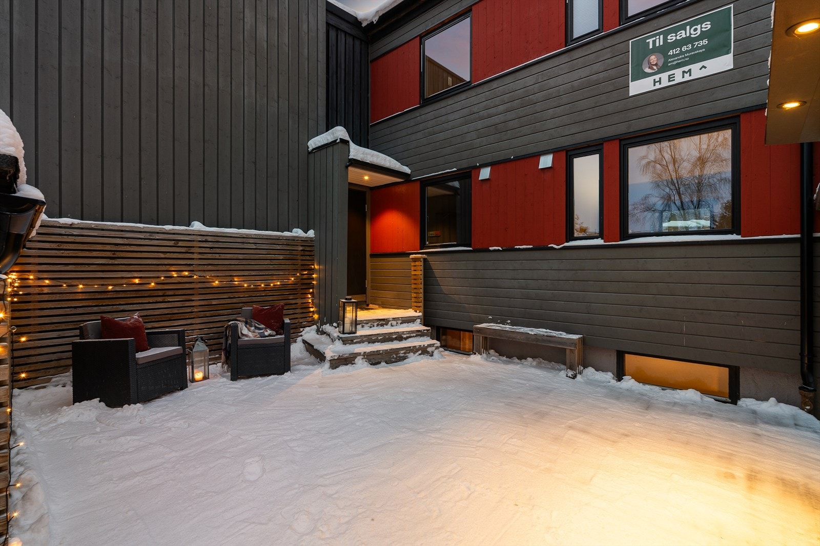 Uteområdet på 23,6 m² har god plass til utemøbler og hyggelige sittegrupper - perfekt for et måltid ute i sola. Selger kan opplyse om fantastiske solforhold. Det er også etablert utebod for ekstra lagring. Galleribilde