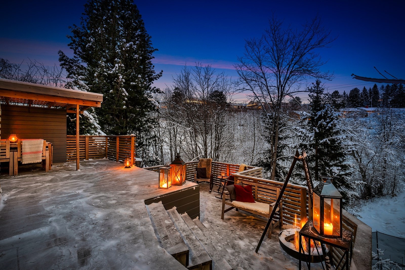 På vinterstid kan man trkke ut og nye frisk luft selv på kalde dager. Bålpanne, sitteplasser og skjermede omgivelser gir ekte stemning blant familie og venner. Her vil du bo hvor komfort og en naturnær beliggenhet kombinereres. Velkommen til visning! Galleribilde