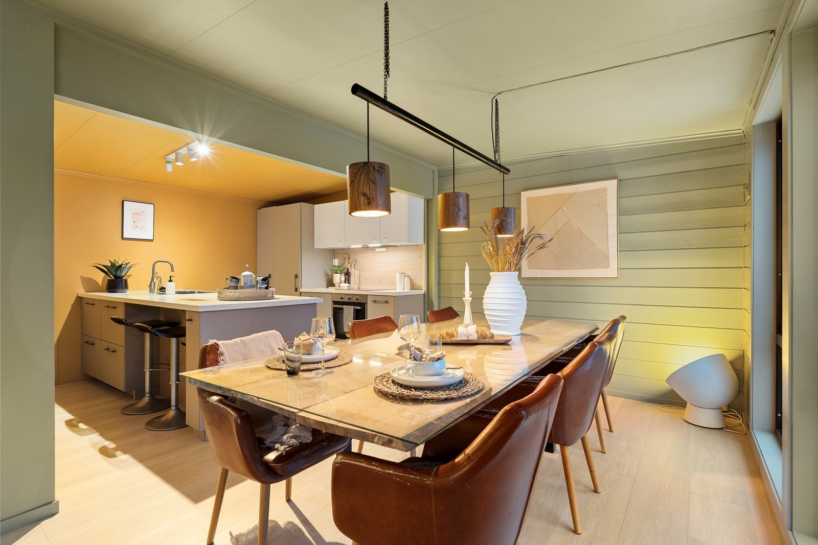 Dagens eier prater varmt om nabolaget og har satt pris på boligens beliggenhet med gangavstand til buss, skole, barnehage m.m. Boligen ligger videre tilbaketrukket til, noe som skaper et trygt bomiljø for hele familien. Galleribilde