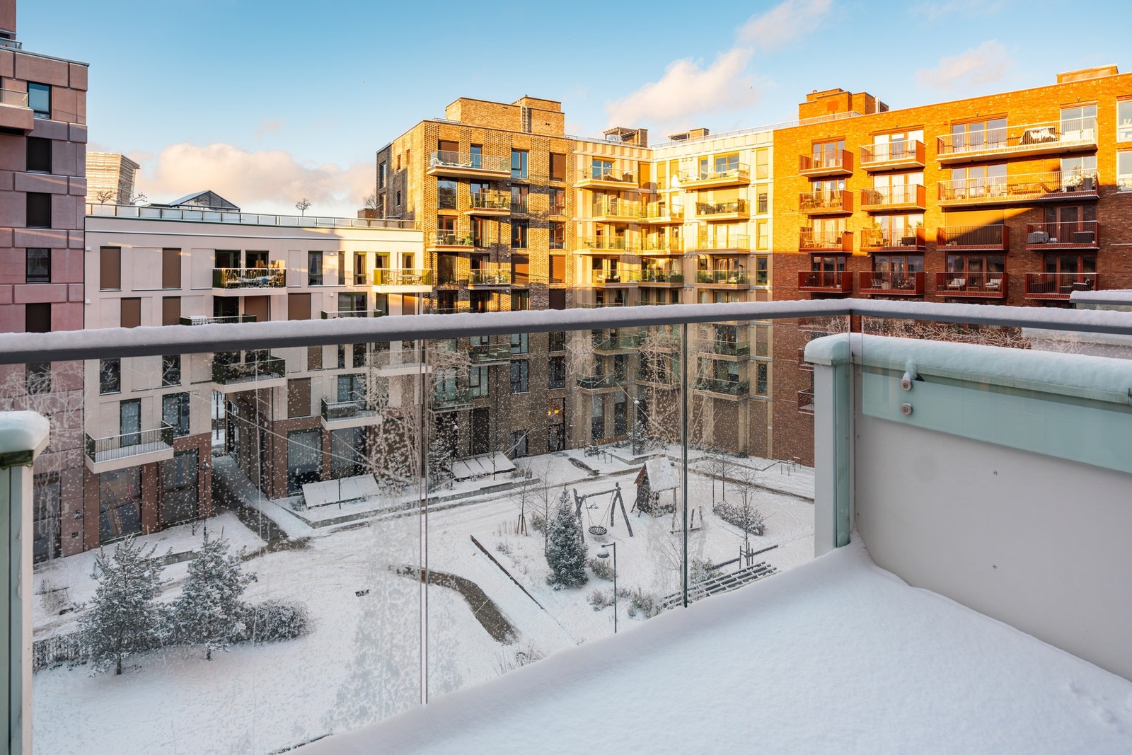 Vestvendt balkong - perfekt for ettermiddagssol og sene sommerkvelder. Galleribilde