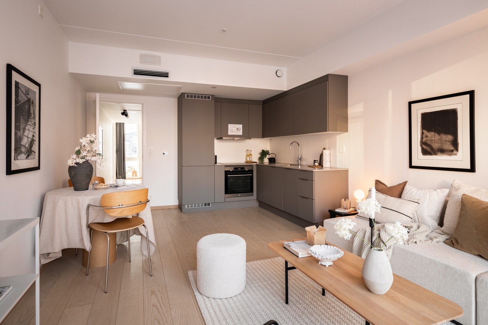 Åpen og sosial stue-kjøkkenløsning med god romfølelse. Galleribilde