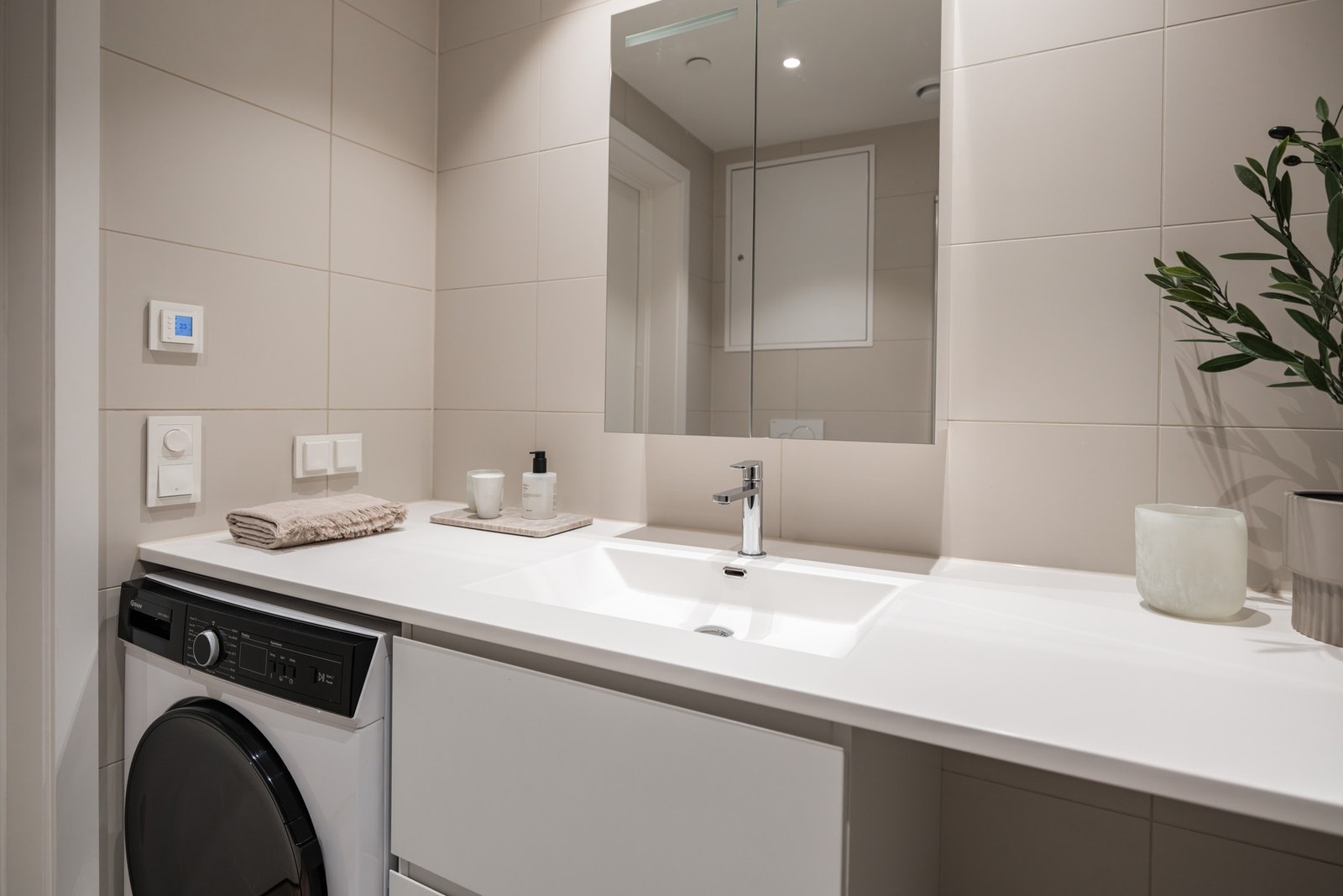 Badet har meget godt med benkeplass. Galleribilde