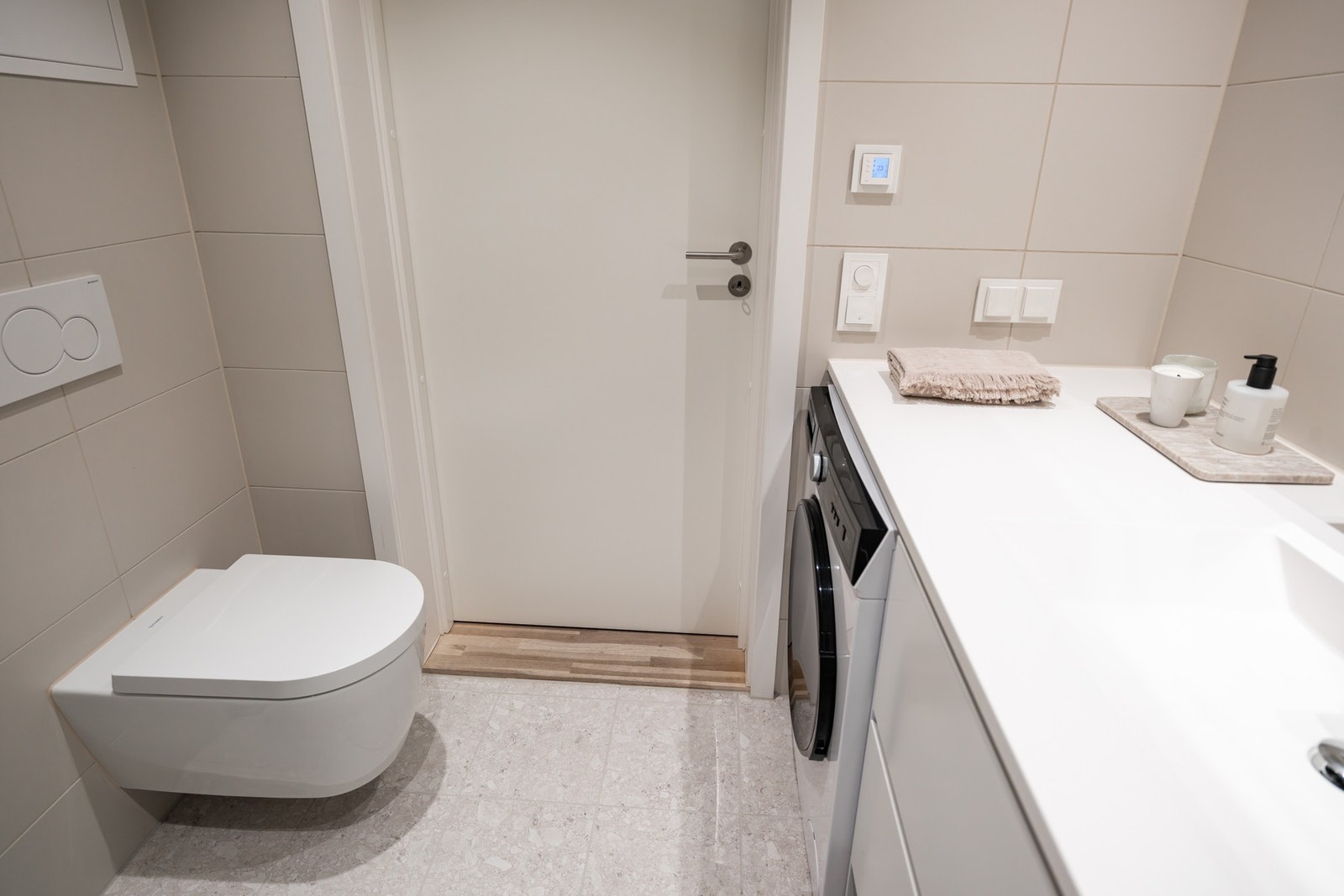 Videre har badet dusjhjørne med innfellbare glassdører, samt vegghengt toalett. Galleribilde