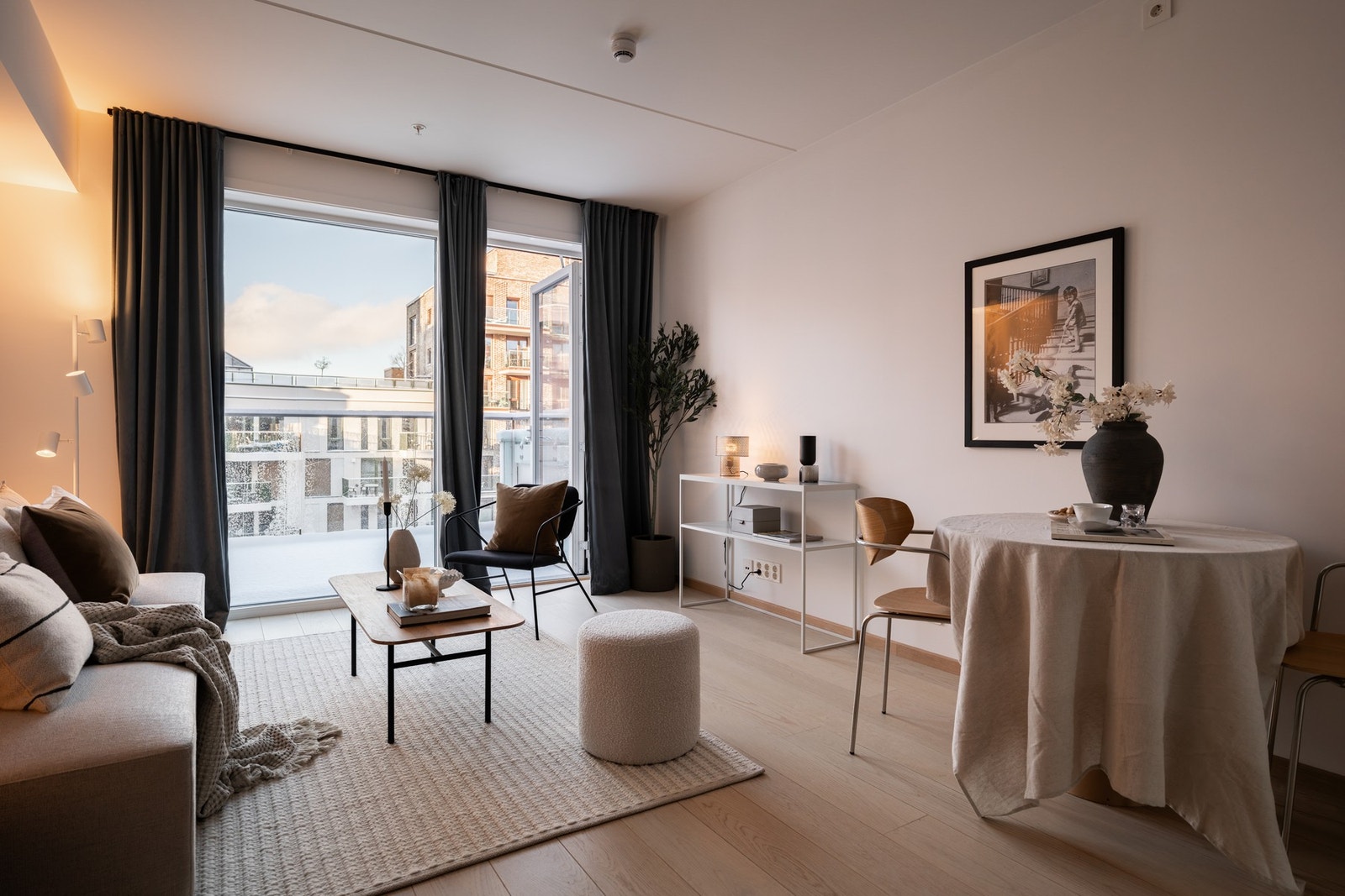 Lys og romslig stue med lyse flater og lekker enstavs parkett. Det er vannbåren gulvvarme. Galleribilde