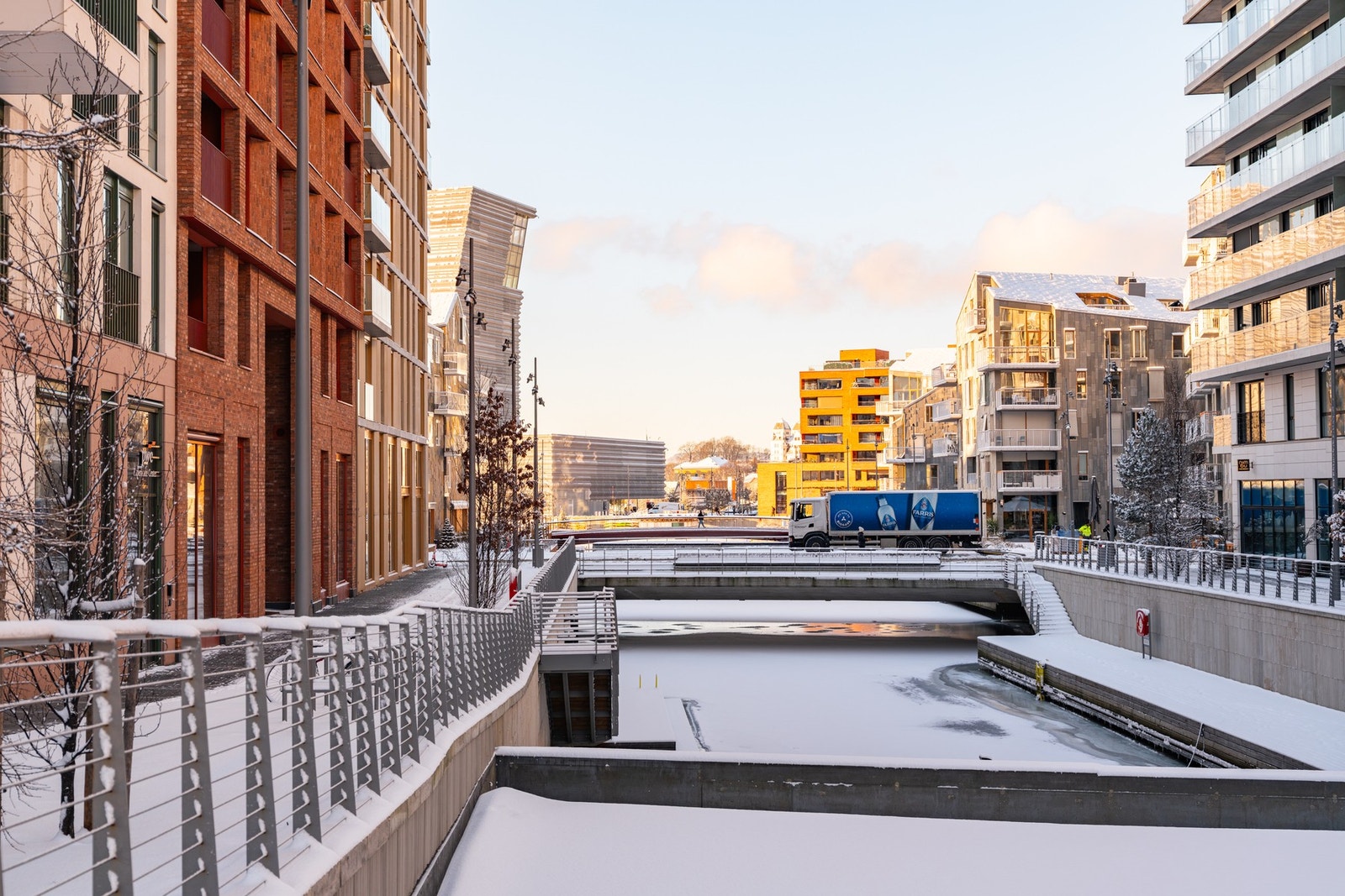 Meget attraktiv beliggenhet i Bjørvika, med sjøen et steinkast unna. Galleribilde