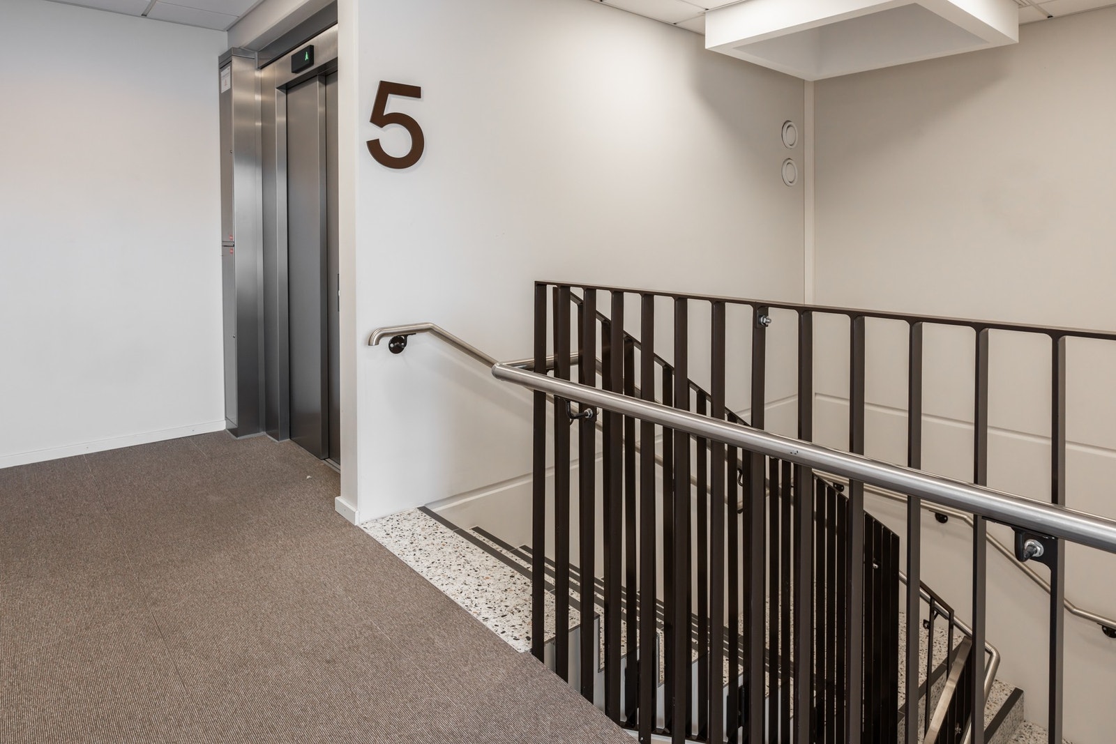 Det er heis i bygget. Galleribilde