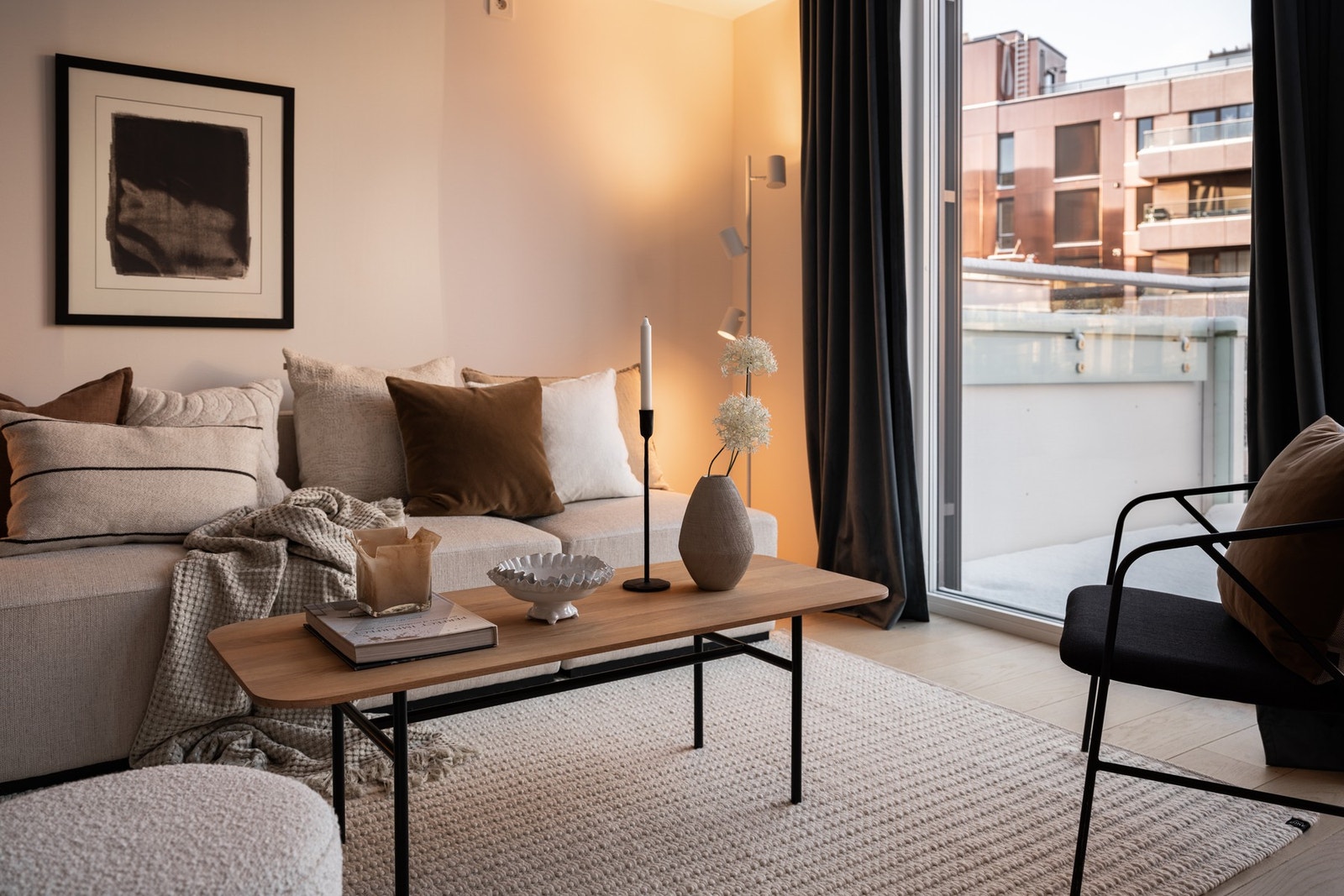 Moderne stue med god plass til sofagruppe og medievegg. Galleribilde