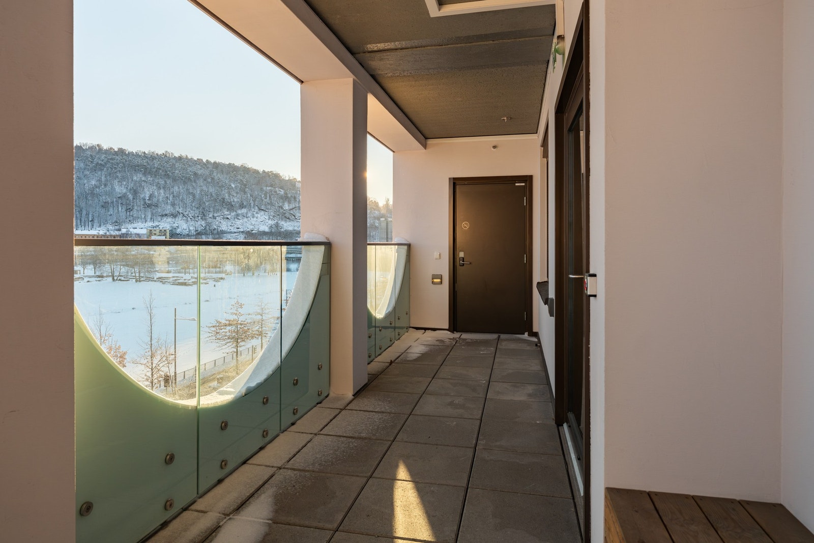 Svalgang med overbygg og skjermet adkomst til leiligheten. Galleribilde