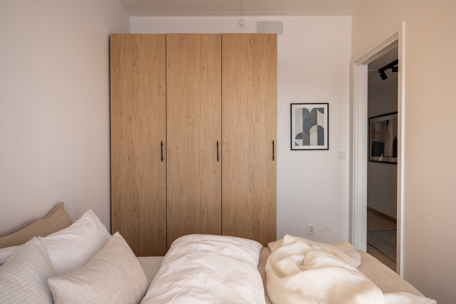 Pent garderobeskap i eik med god oppbevaringsplass. Galleribilde