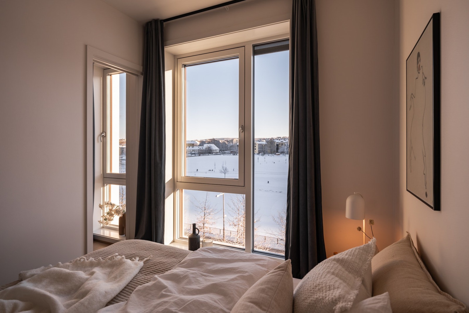 Soverommet har store vindusflater og fint utsyn. Galleribilde