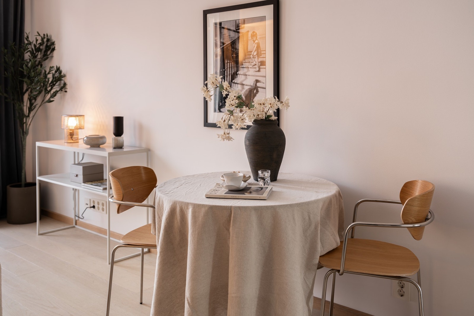 God plass til spisebord i stue. Galleribilde