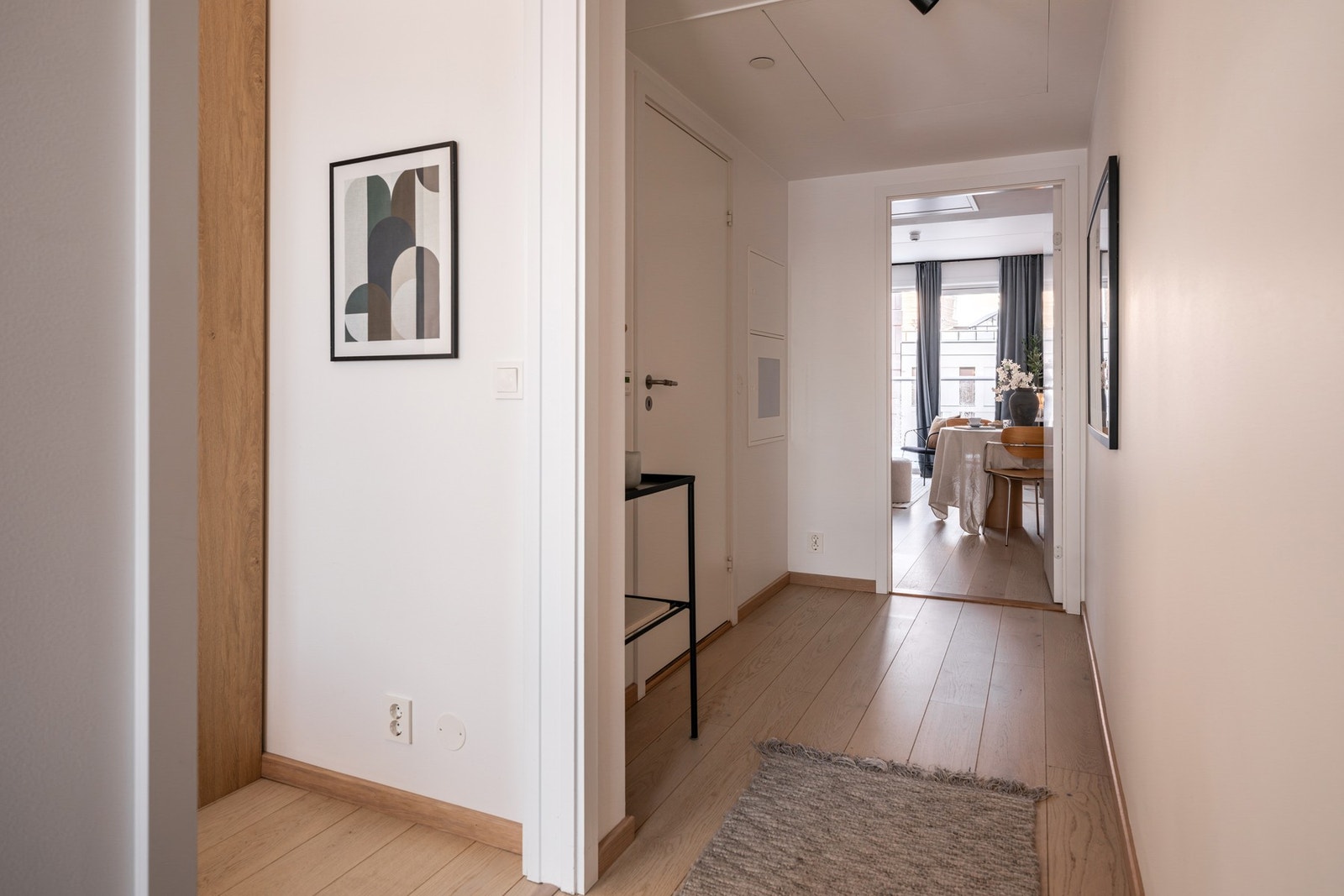 Meget innbydende entré/gang som gir et godt førsteinntrykk av boligen. Galleribilde