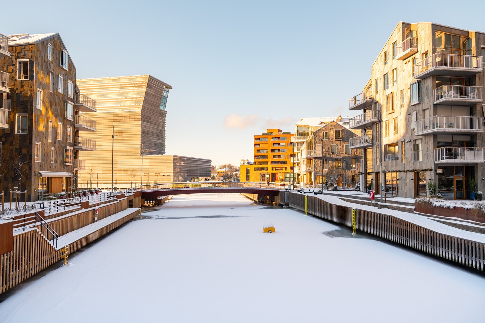 Området er bilfritt, stille og harmonisk, med små brygger, vannspeil og møteplasser mellom byggene. Galleribilde
