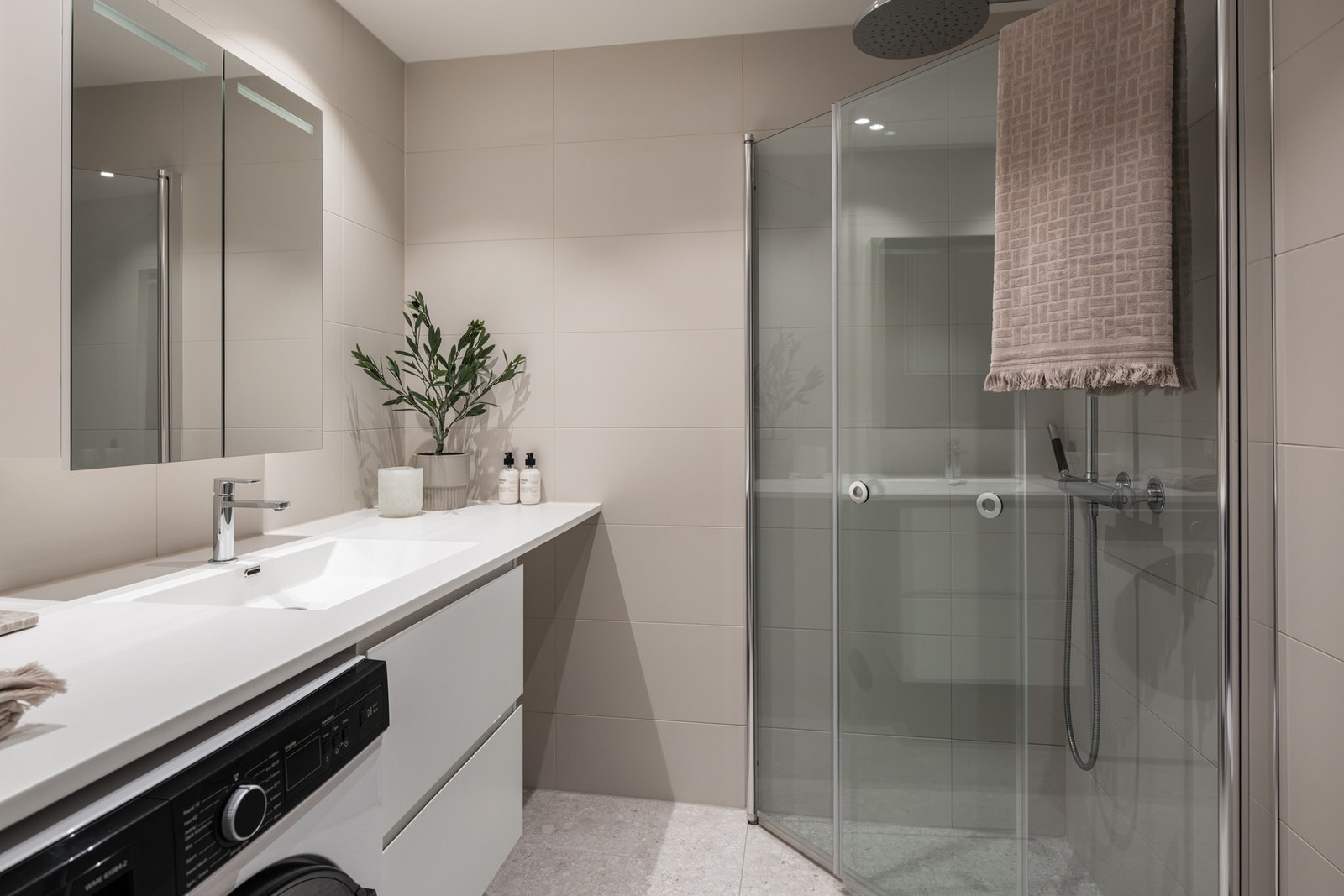 Delikat flislagt bad med gulvvarme. Galleribilde