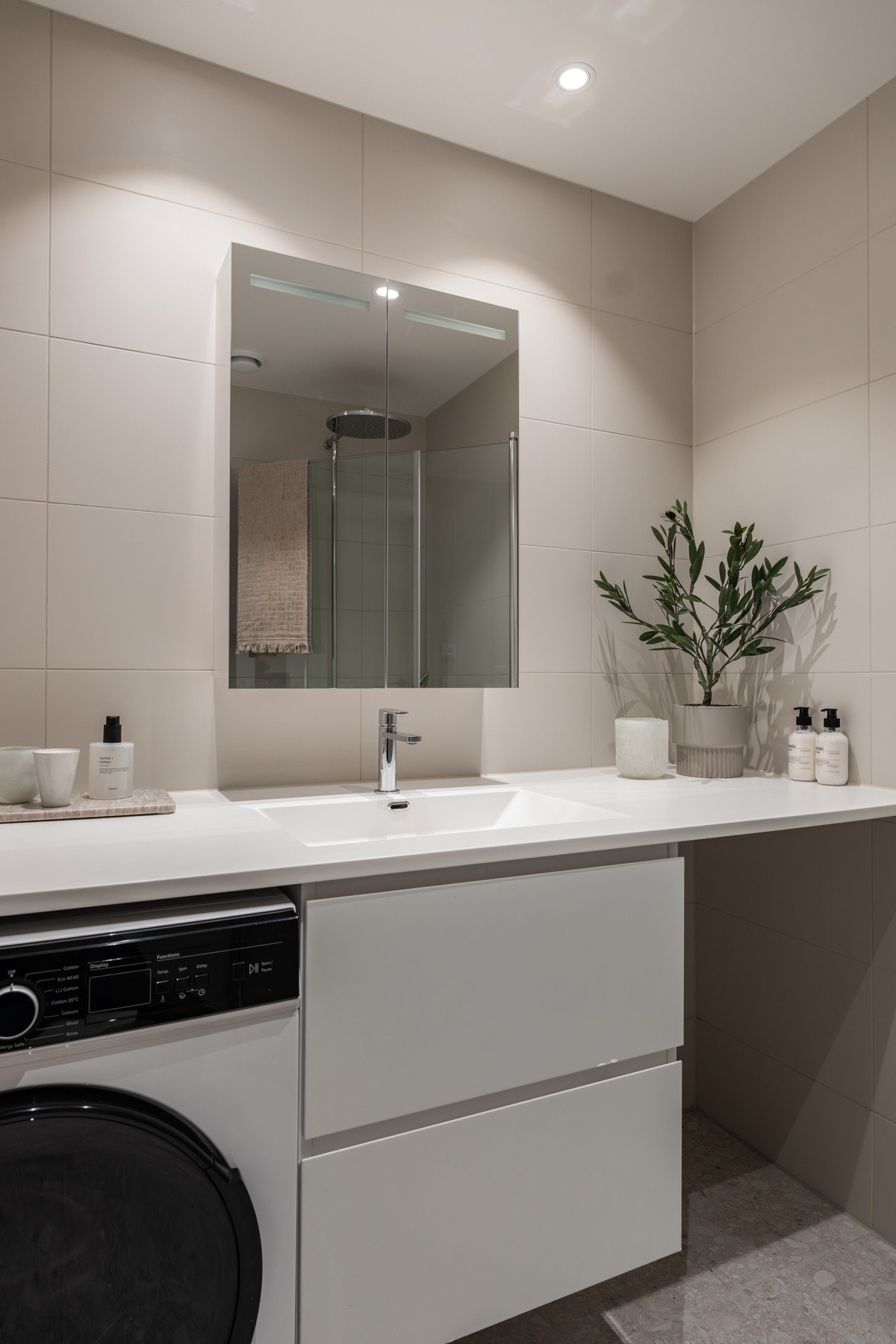 Servantseksjon med skuffer. Galleribilde