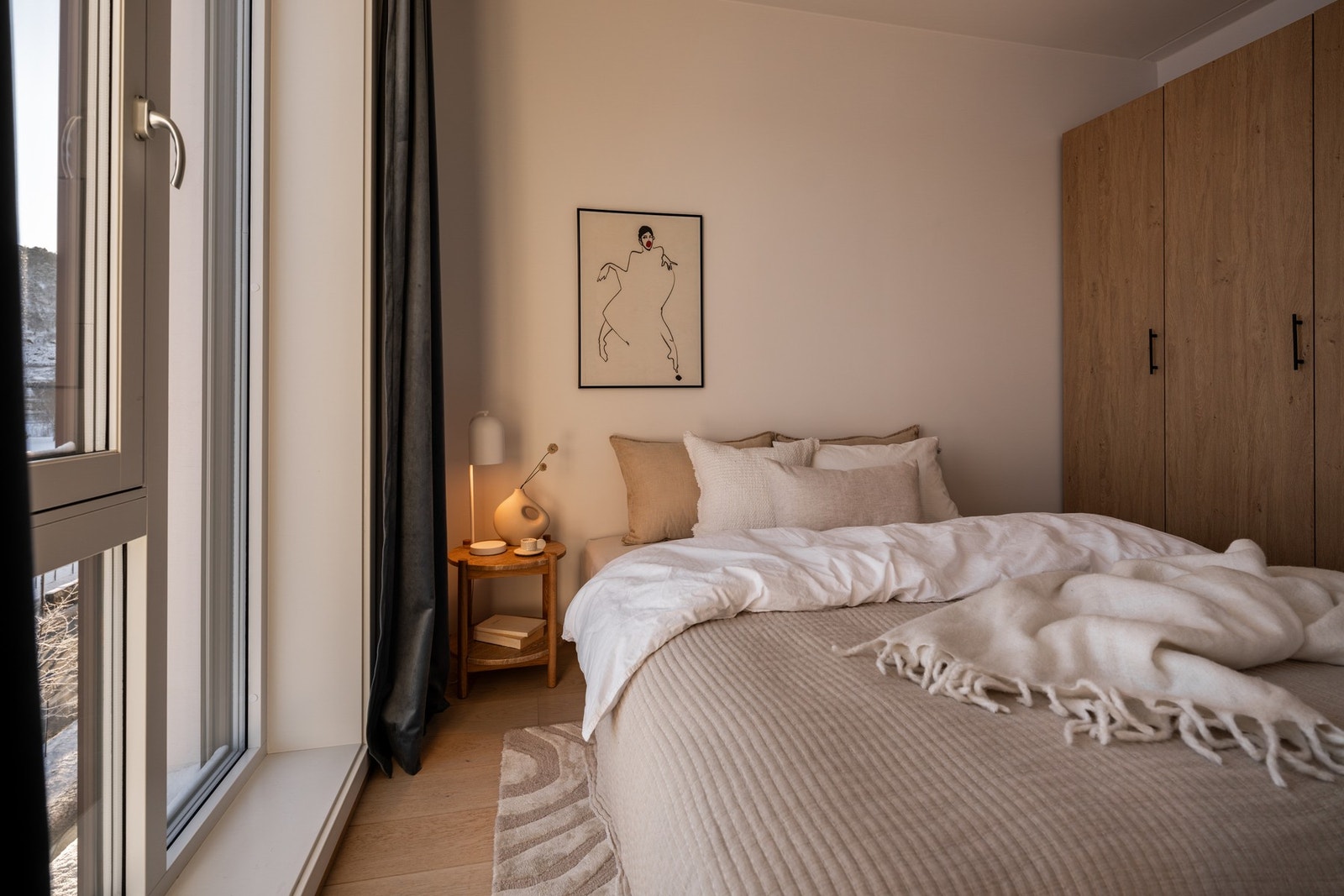 God plass til dobbeltseng, nattbord og annet ønsket møblement. Galleribilde