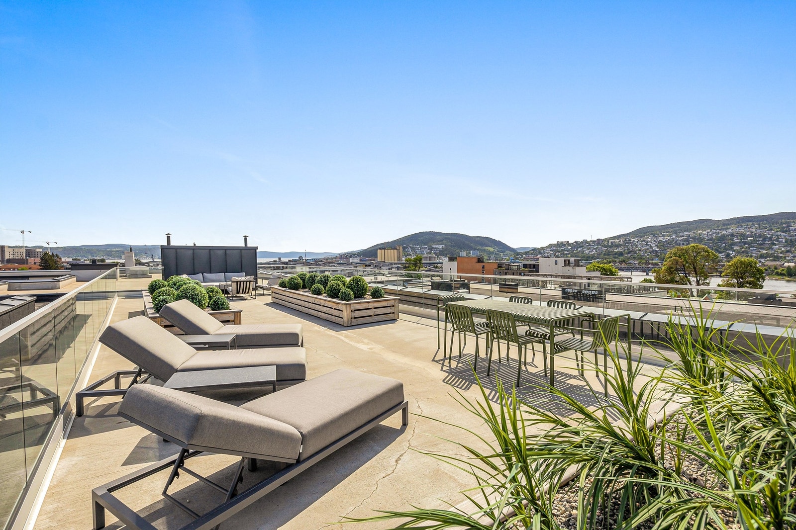 Tilgang til hyggelig felles takterrasse med flere felles hagemøbler Galleribilde