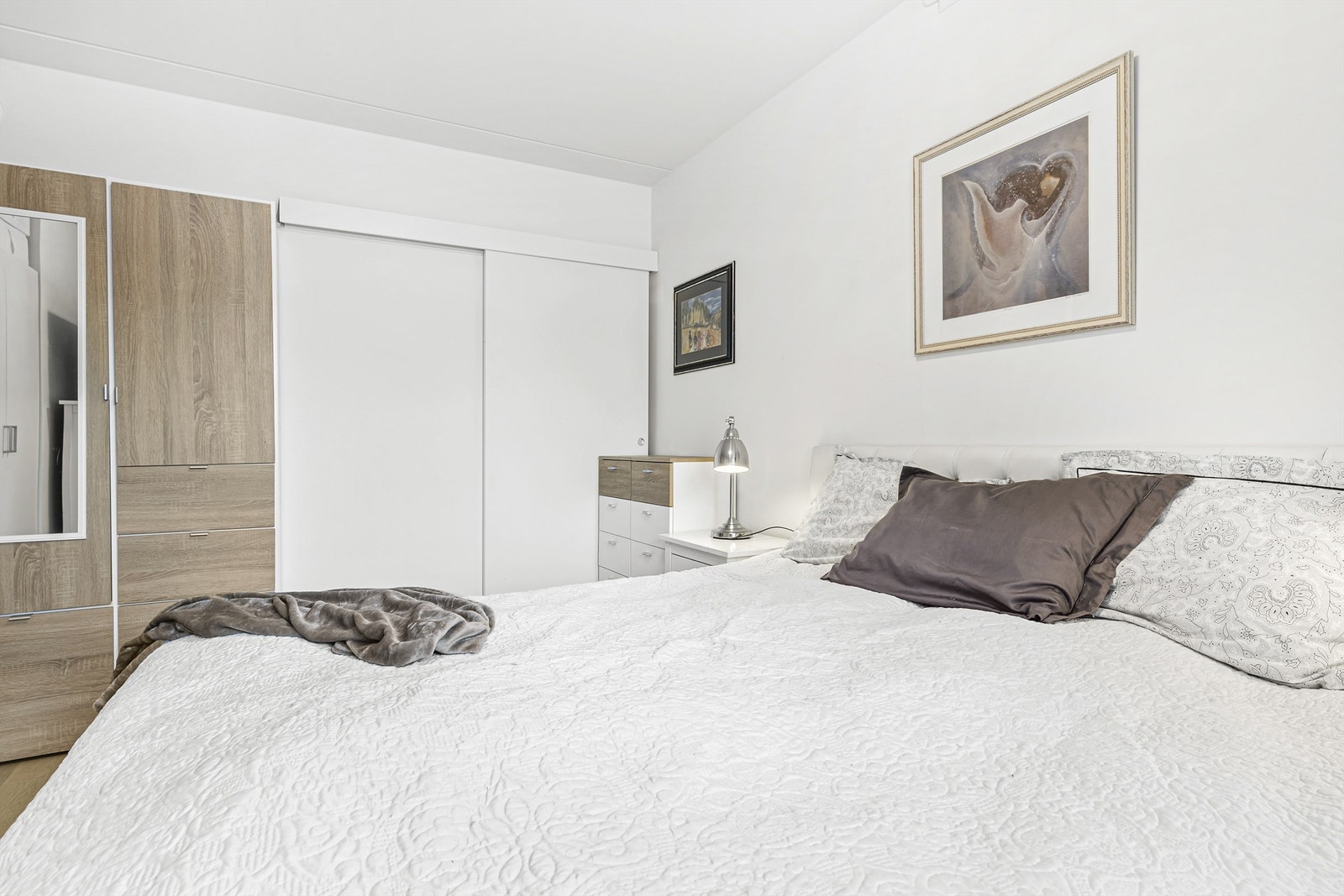 Soverom 1 med garderobeskap i glatt utførelse og tilgang til teknisk rom Galleribilde