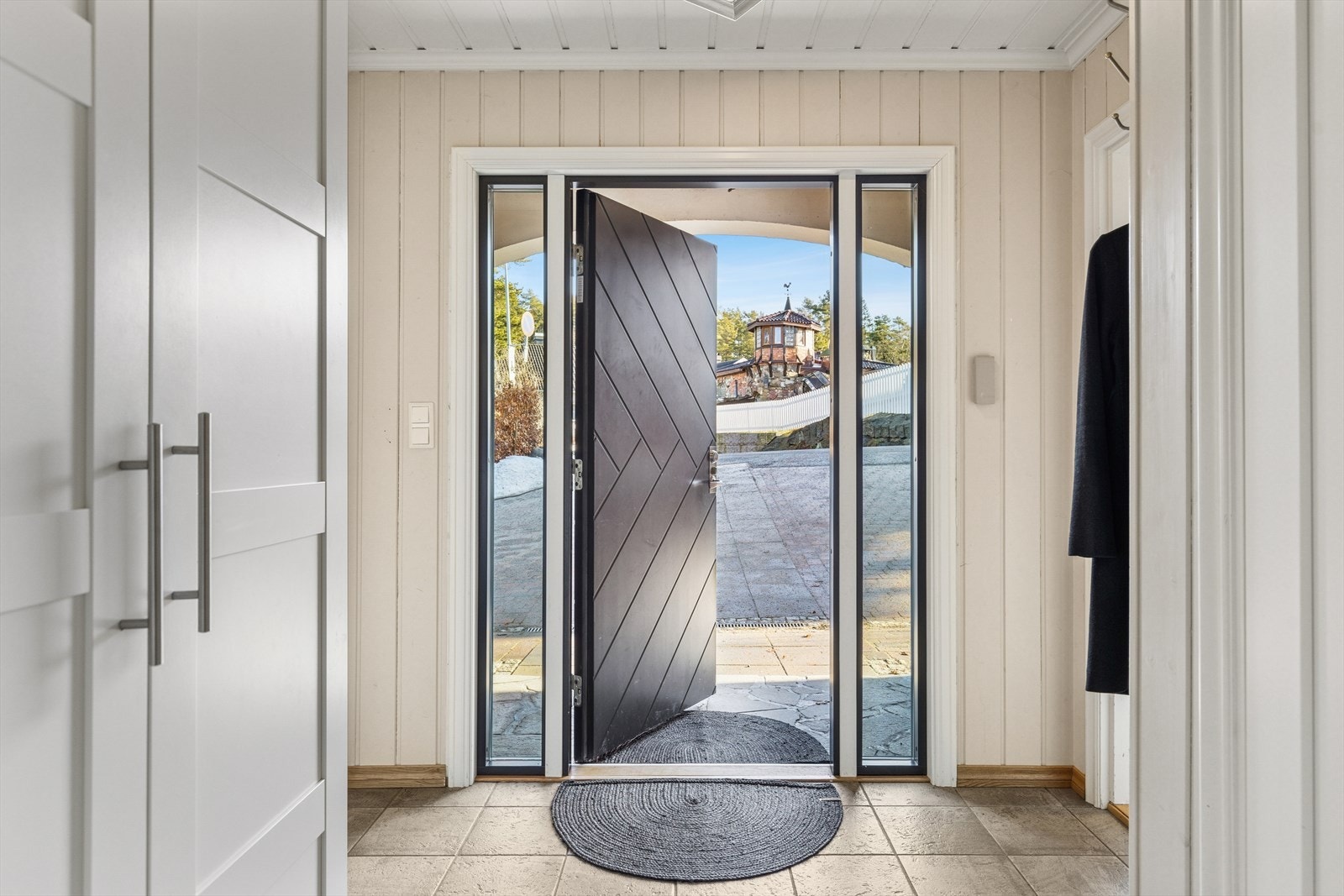 Innenfor døren blir du møtt av en entré med lyse vegger og fliser på gulvet med behagelige varmekabler. Galleribilde