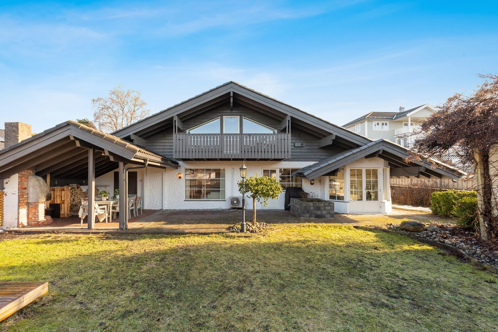 Her går det en nydelig "rød-tråd" gjennom hele hagen og du får et godt helhetsinntrykk. Galleribilde