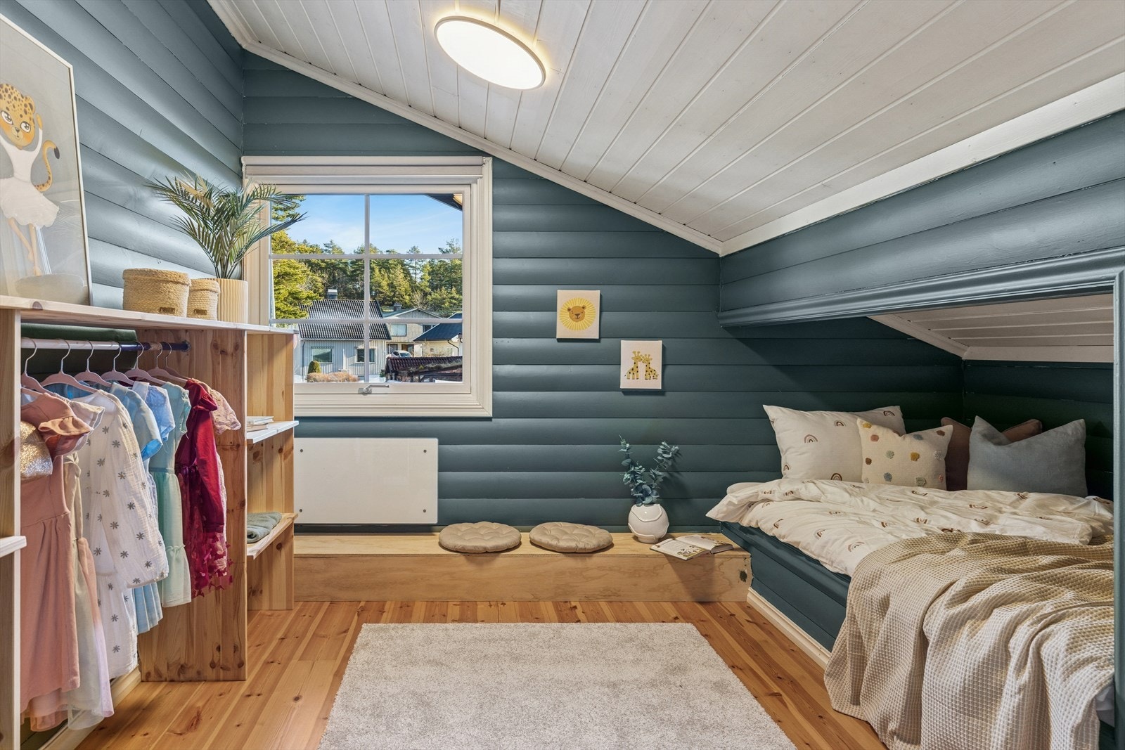 De andre soverommene er også av god størrelse med god plass til seng og naturlig tilhørende møblement. Galleribilde