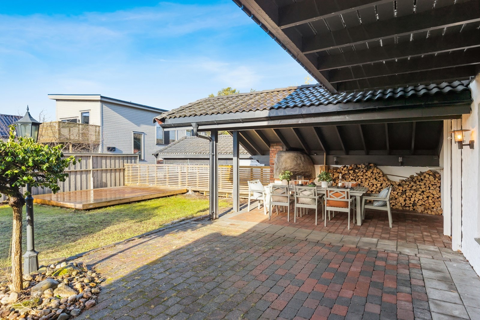 Det er også laget en terrasseplatting med plass til en sosial sone med hagemøbler. Galleribilde