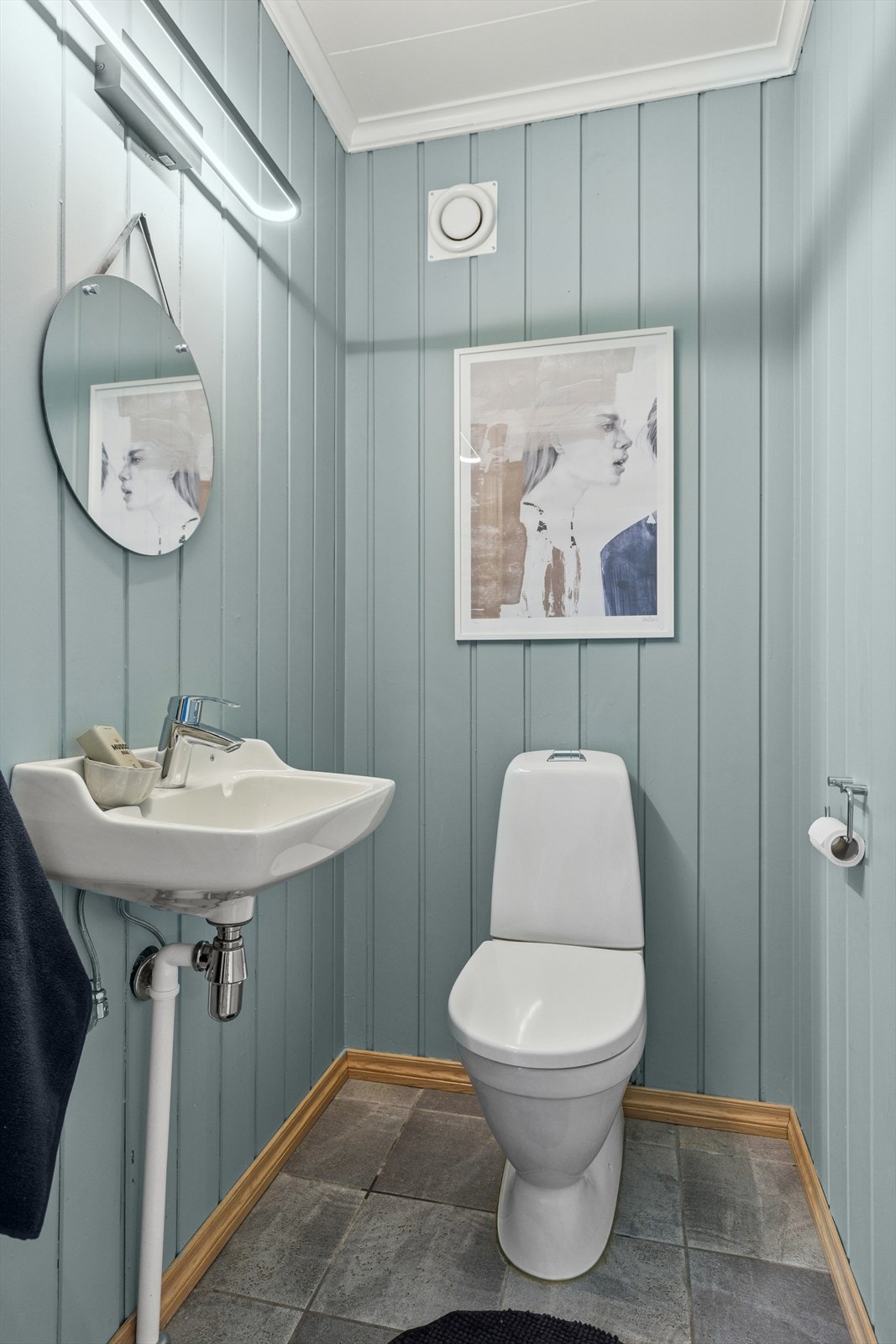 Toalettrommet er tilgjengelig fra gangen i 1. etasje og er innredet med vaskeservant og gulvmontert toalett. Galleribilde