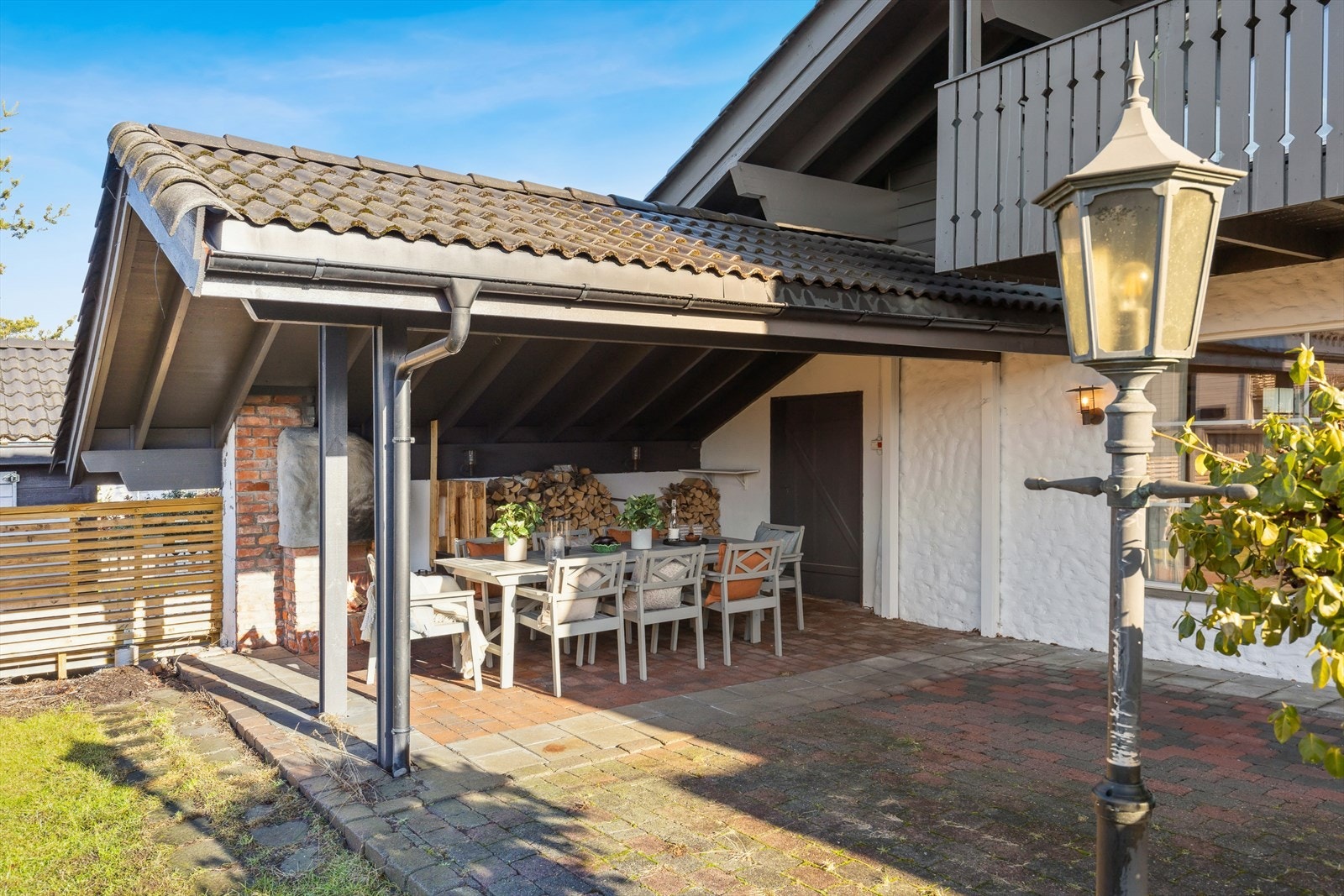 Den ene delen av uteplassen er overbygget og har utepeis som kan benyttes til ekstra koselig stemning på fine kvelder. Galleribilde