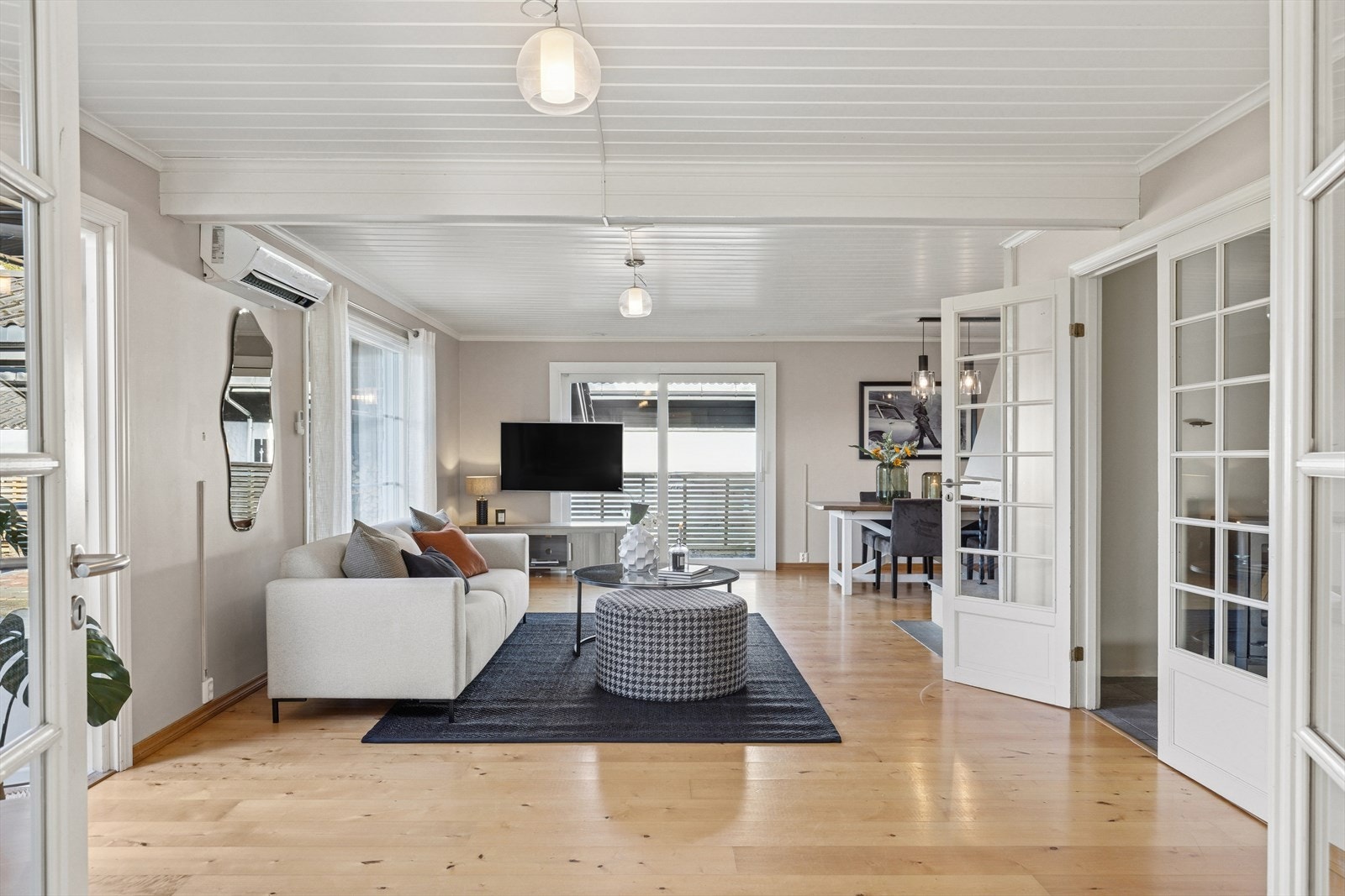 Her strømmer naturlig lys inn og skaper en varm og innbydende stemning hele dagen. Galleribilde