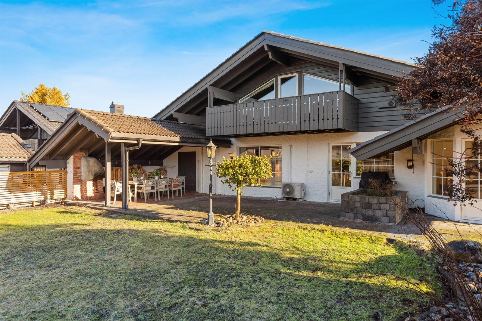 Fra stuen har du utgang til en herlig og stor steinlagt uteplass og til hagen. Galleribilde