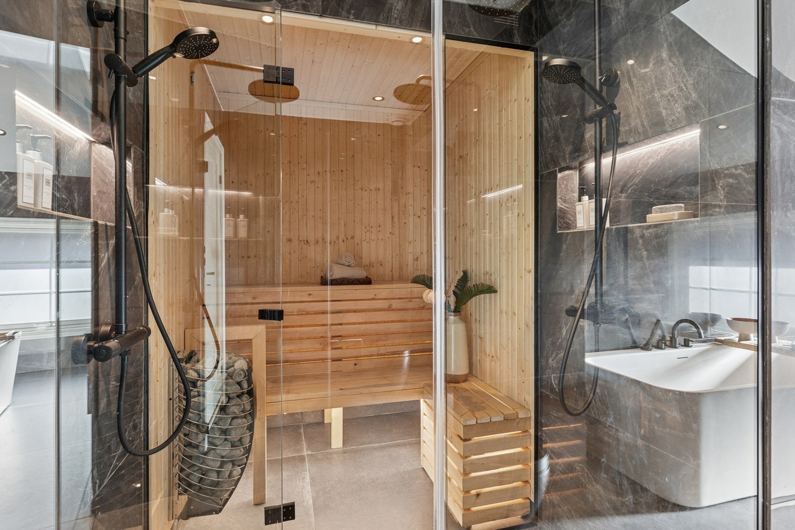 Wifi styrt badstue. Badstue har trebenker i to nivåer og en rund badstueovn. Galleribilde