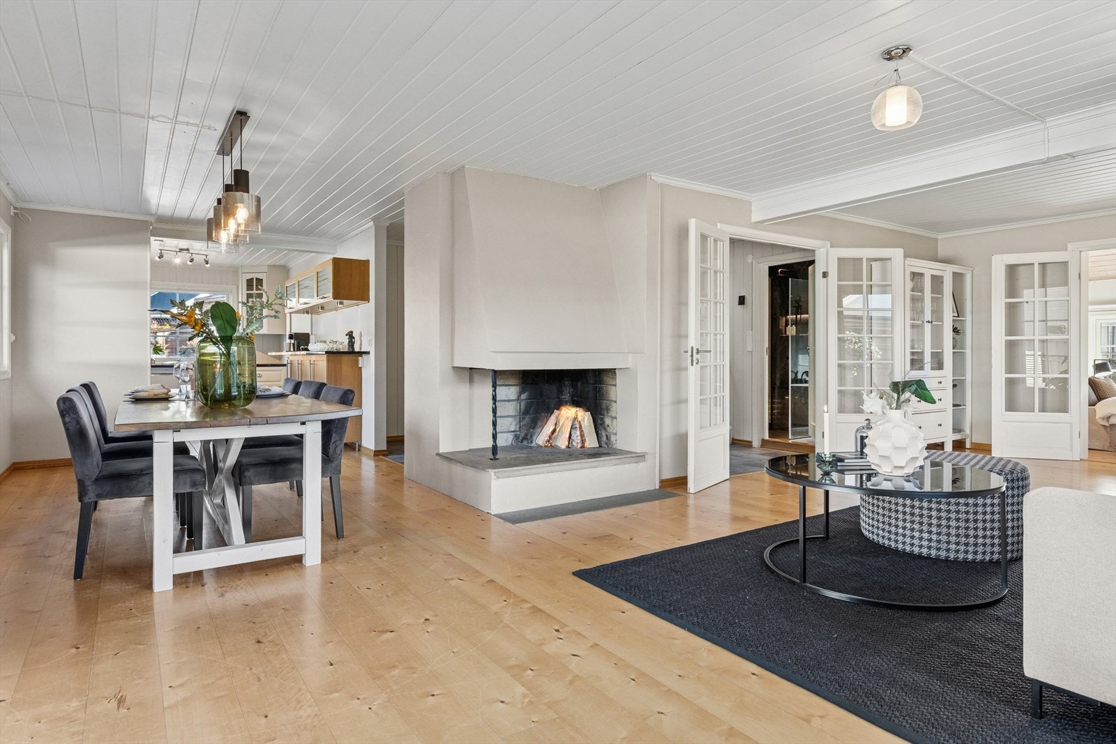 Stuen er inndelt i en spisestue og en TV-stue, som er perfekt for både avslapning og sosiale sammenkomster. Galleribilde