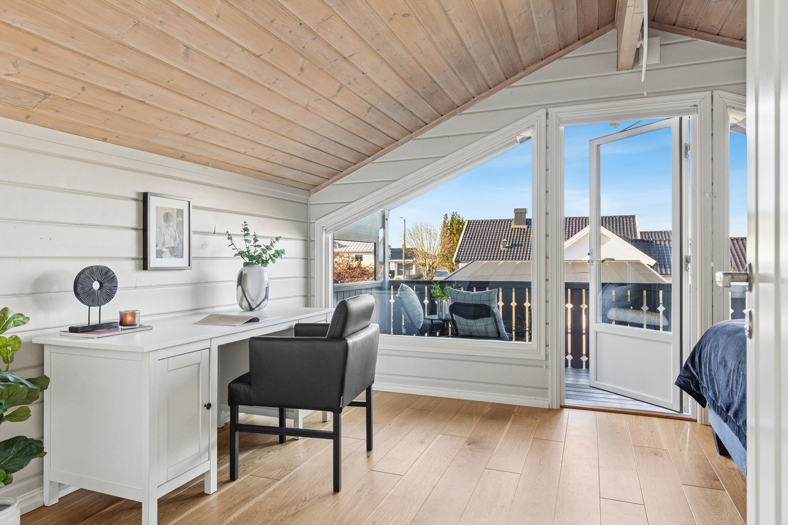 Hovedsoverommet har god takhøyde, og sammen med de store vinduene gir det rommet en god atmosfære. Galleribilde