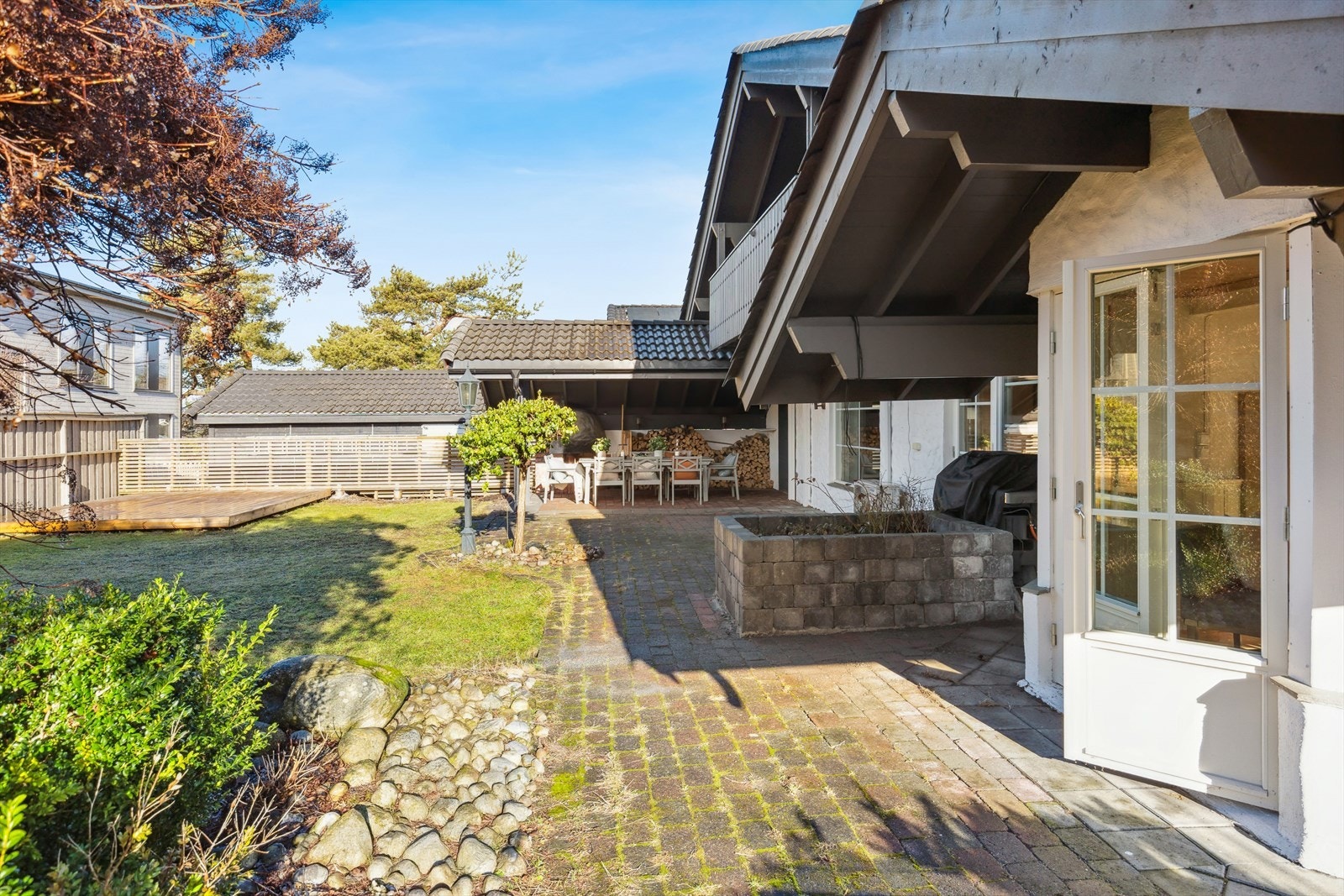 Uteområdet inviterer til festligheter og sammenkomster om sommeren. Galleribilde