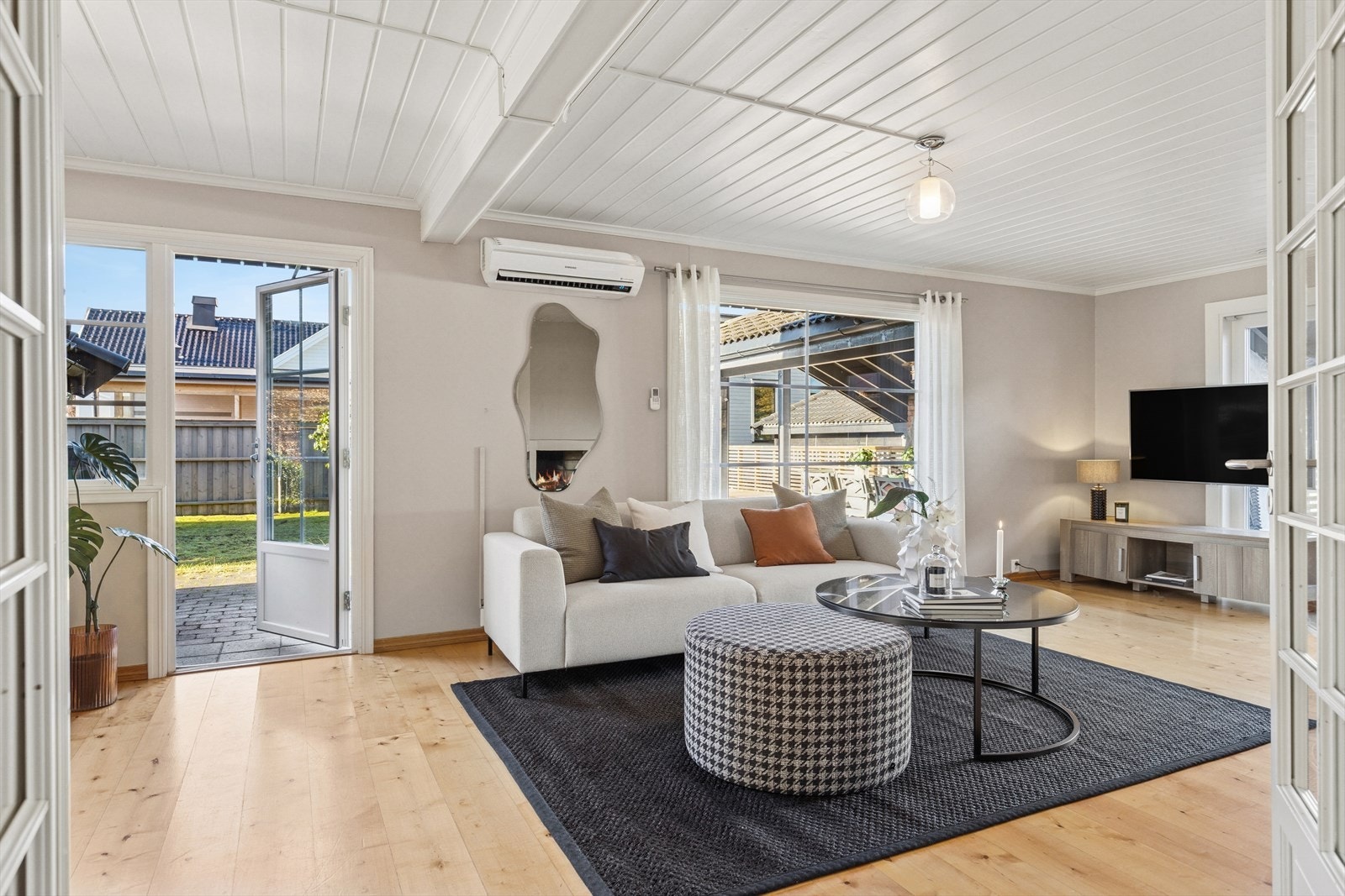 I første etasje finner du hjertet av boligen: en stor og lys stue som umiddelbart imponerer med sine store vinduer og luftige atmosfære. Galleribilde