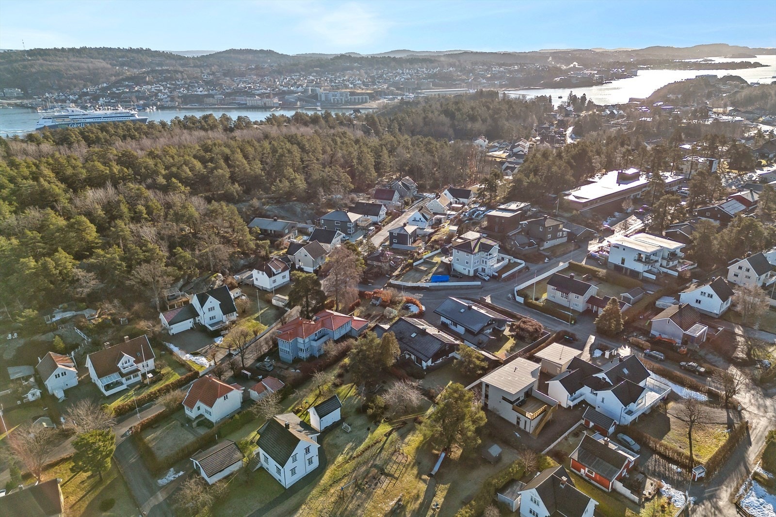 Her bor du med nærhet til skoler og idrettsplass, samt til sentrum med alle sentrumsfunksjoner og urbant byliv. Galleribilde