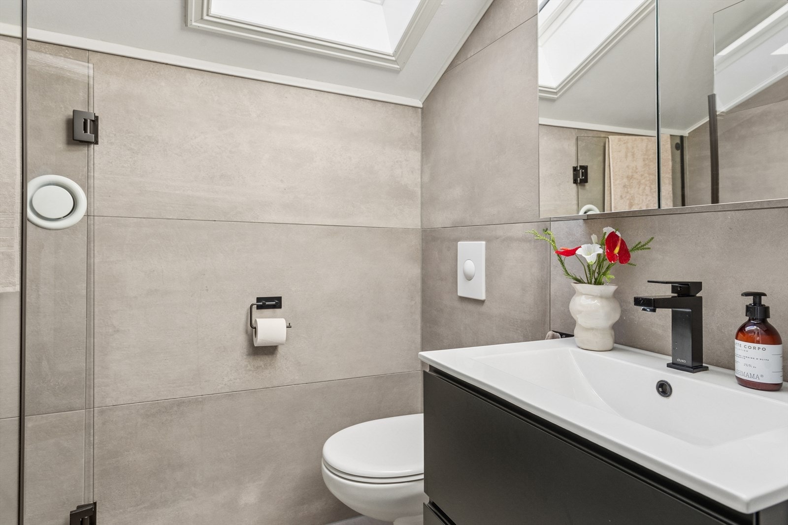 Badet i 2. etasje ble etablert i 2022, og er delikat med sine store flislagte overflater og behagelig varme i gulvet. Galleribilde