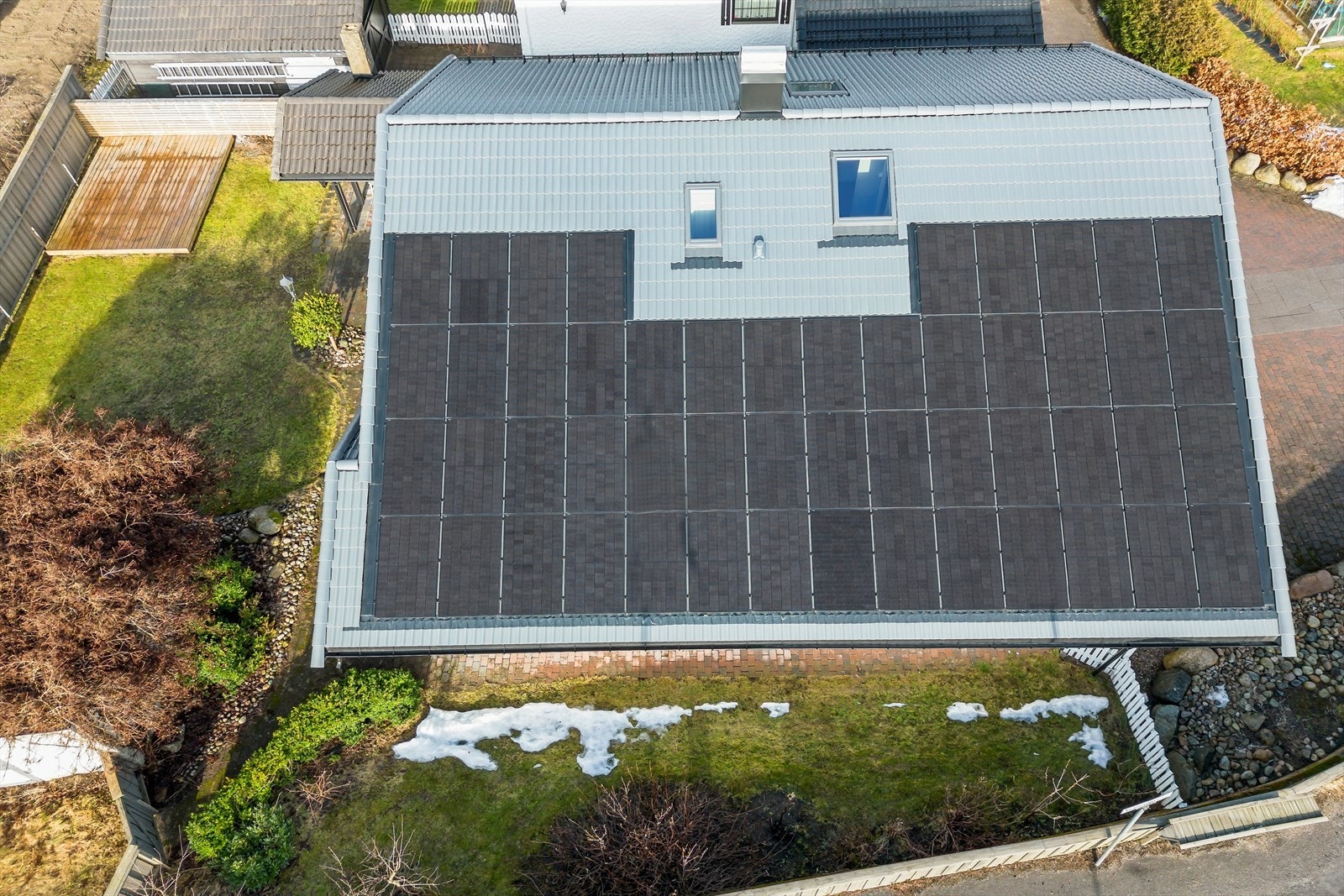 På takplaten mot syd er det montert solcellepaneler, el-skap for styring er montert i garasjen. Galleribilde