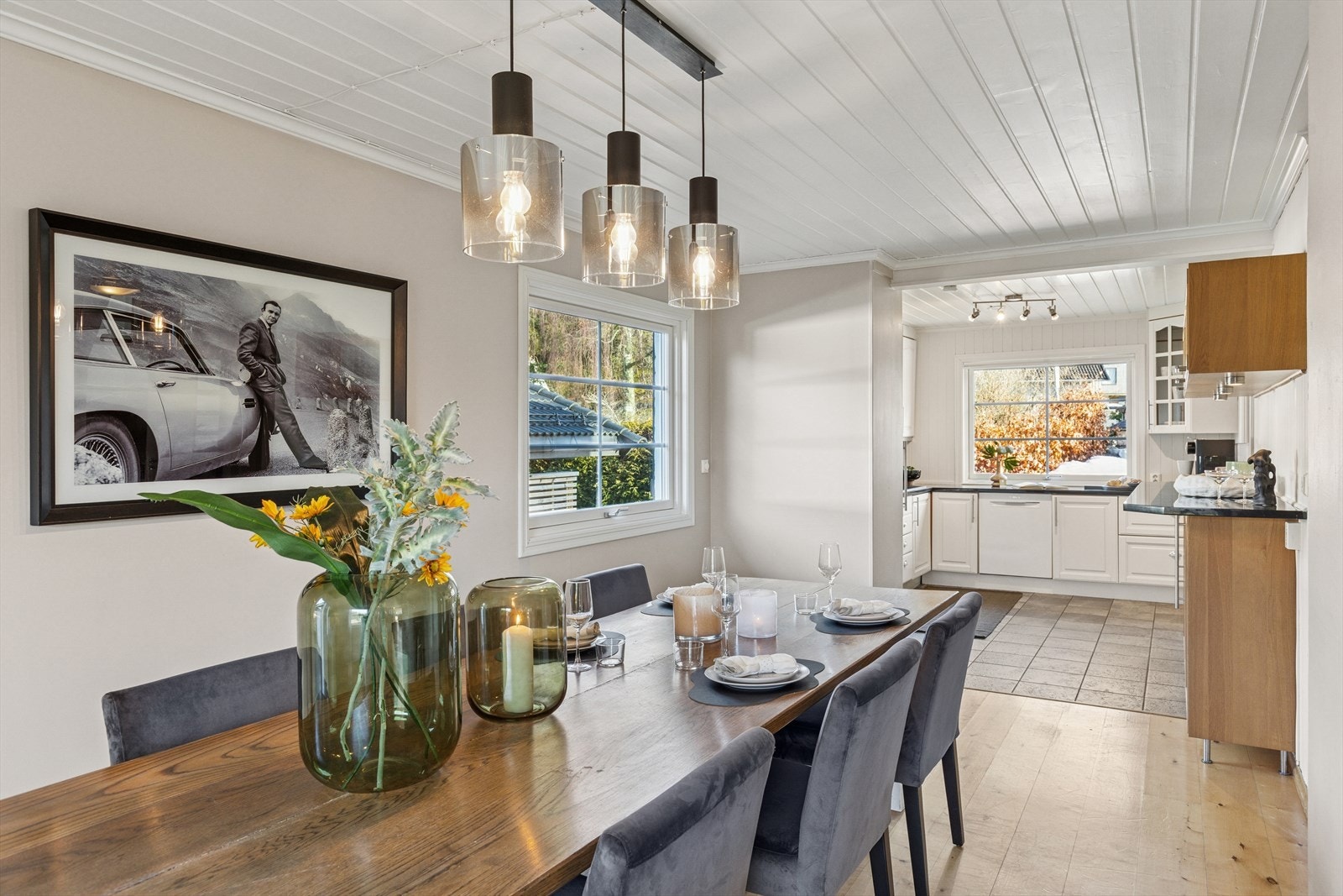 Kjøkkenet ligger i delvis åpen løsning med stuen og spisestuen. Galleribilde