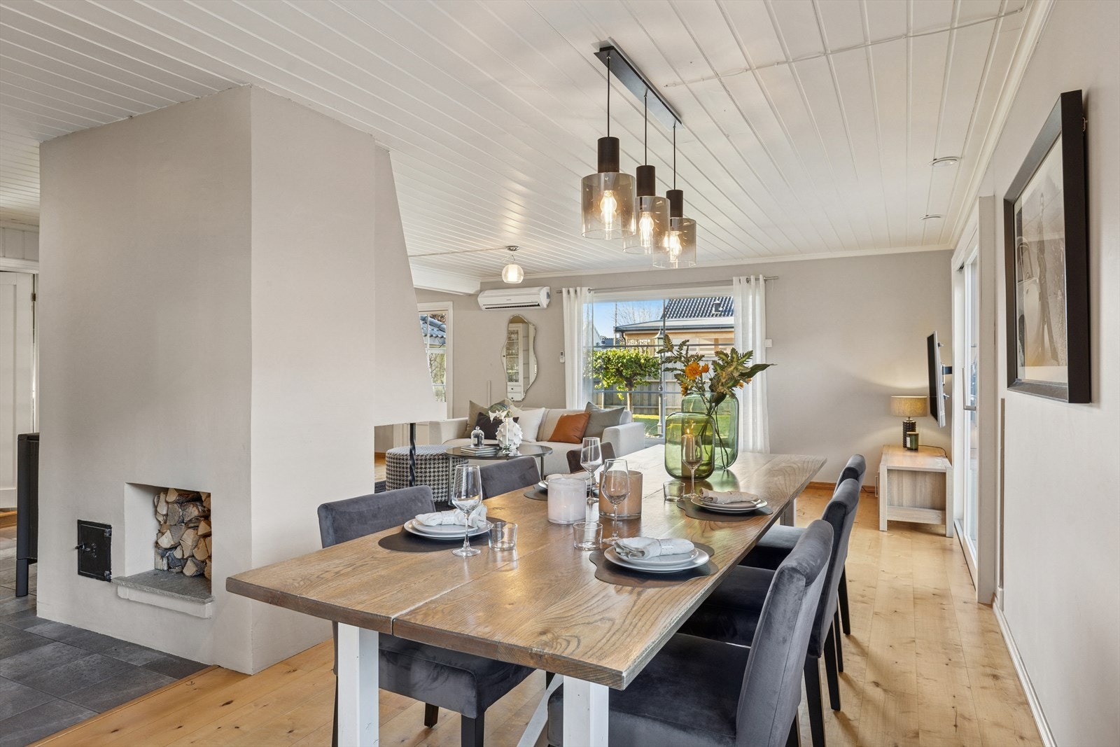 Spisestuen er praktisk plassert i sonen mellom stuen og kjøkkenet. Galleribilde