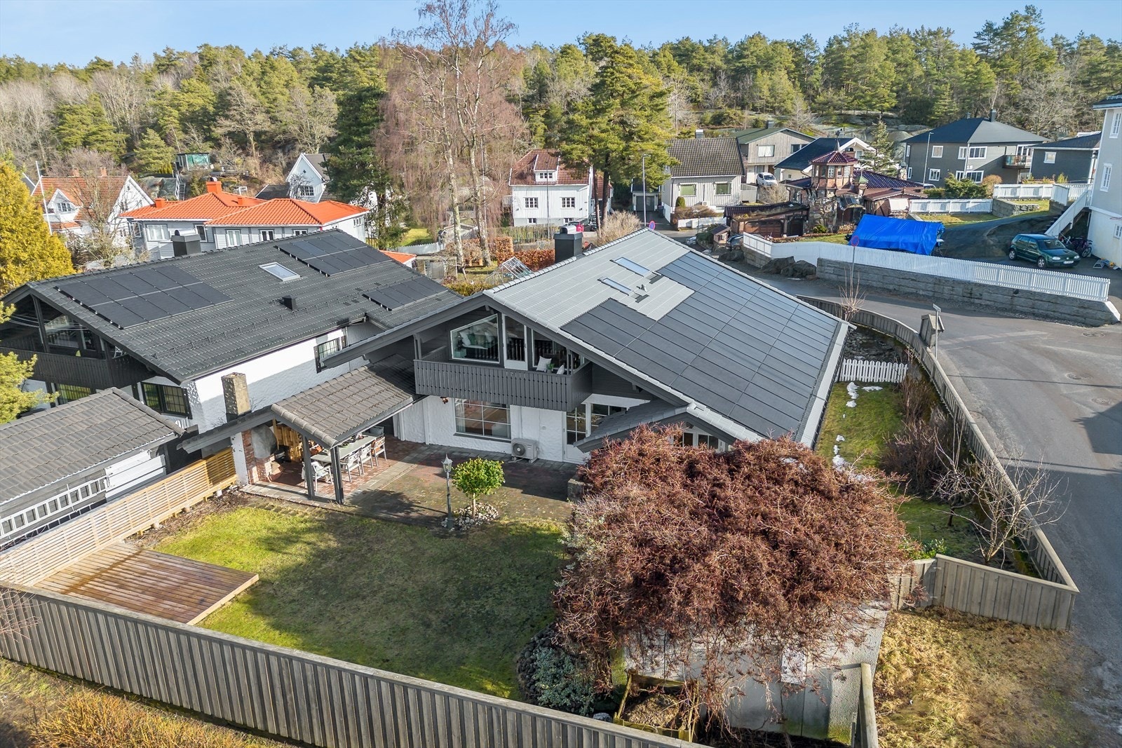 Eiendommen er gjerdet inn, noe som skjermer og gir privatliv. Galleribilde