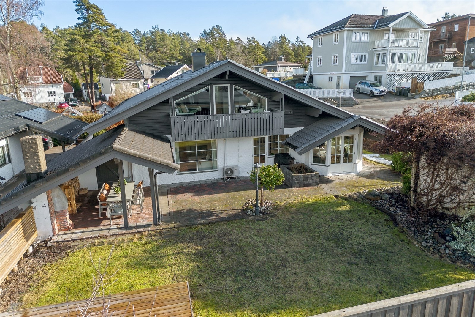 Bergveien 1A er en påkostet og innholdsrik enebolig, beliggende i et barnevennlig område i Sandefjord. Galleribilde