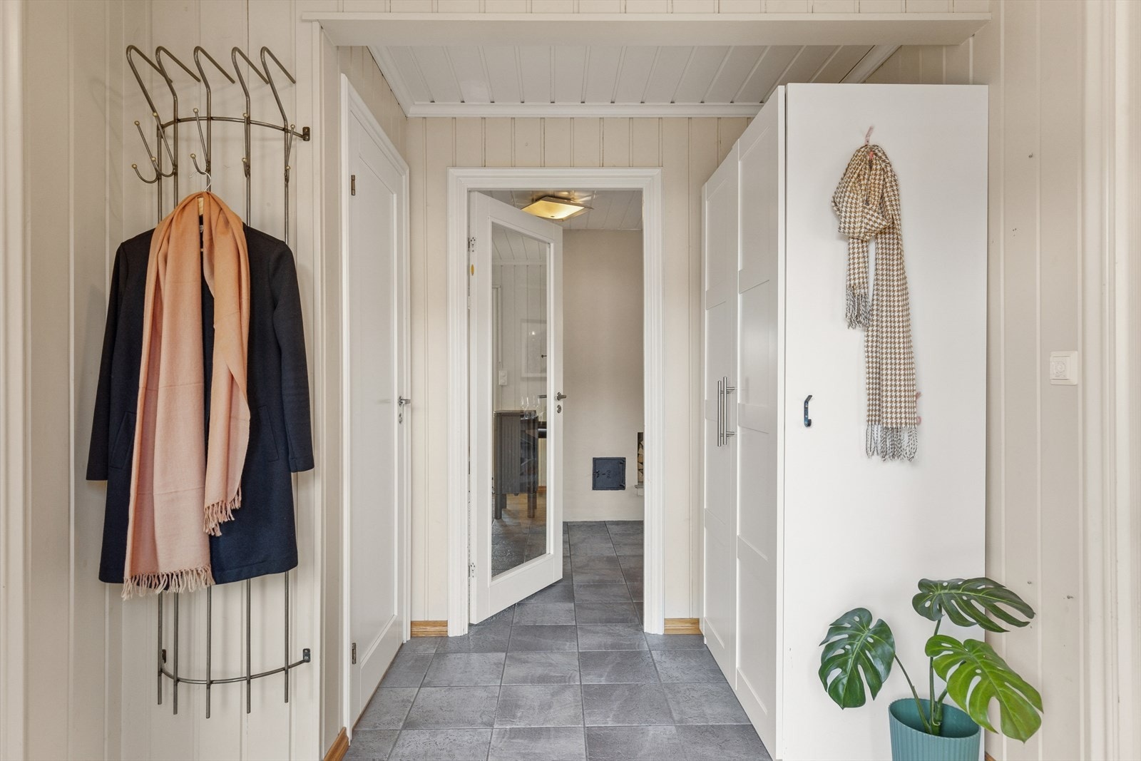 Her er det godt med oppbevaring til klær og sko i garderobeskap. Galleribilde