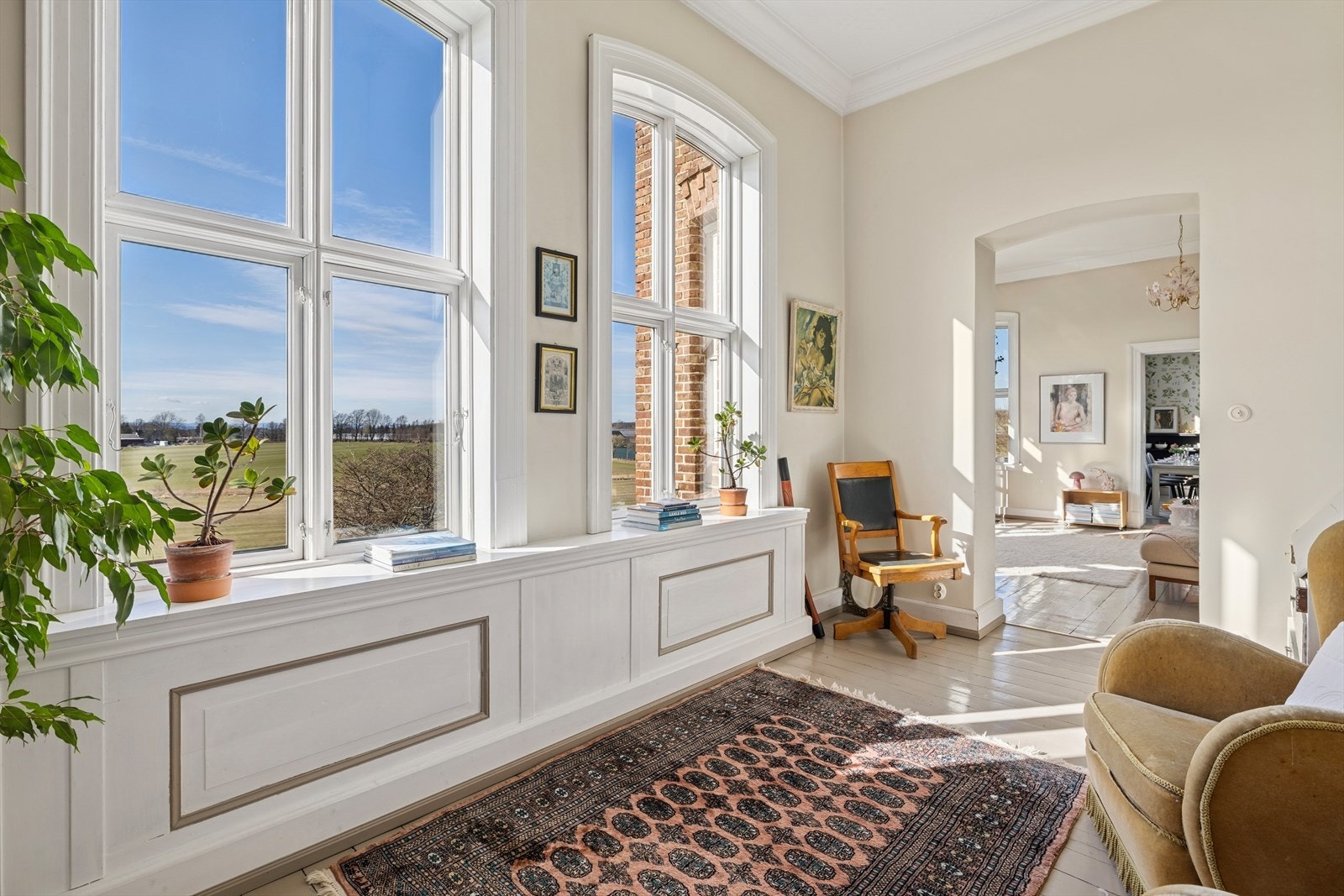 Alle vinduene ble byttet og laget i gammel stil, mens rammene og listene rundt vinduer og dører er originale. Galleribilde