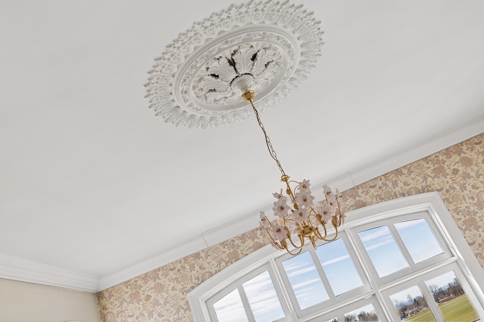 Rosetter med hengende belysning setter prikken over i-en i stuen. Galleribilde