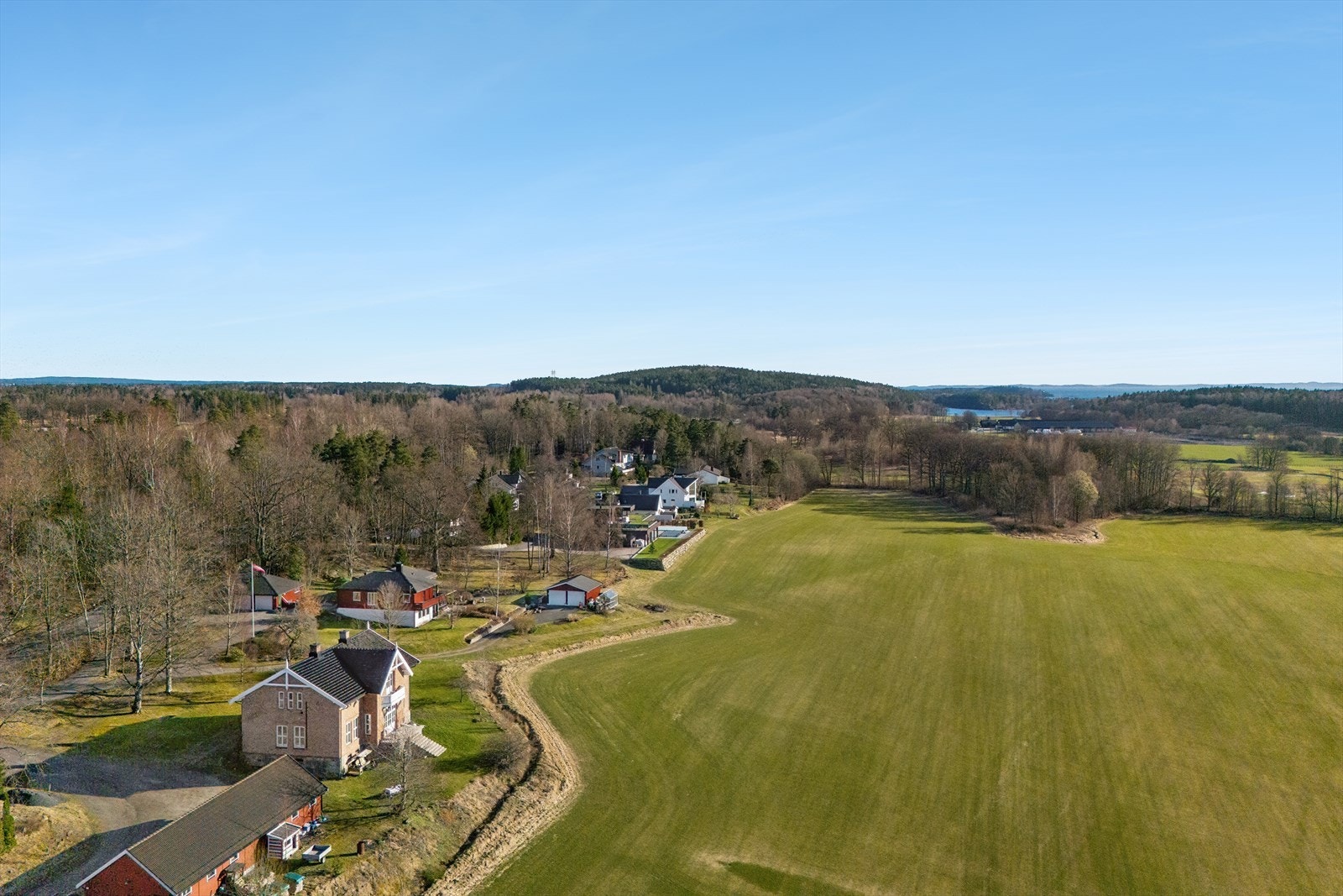 Eiendommen ligger i et trygt, fredelig og landlig område. En kort kjøretur unna eiendommen kommer du til Larkollen Galleribilde