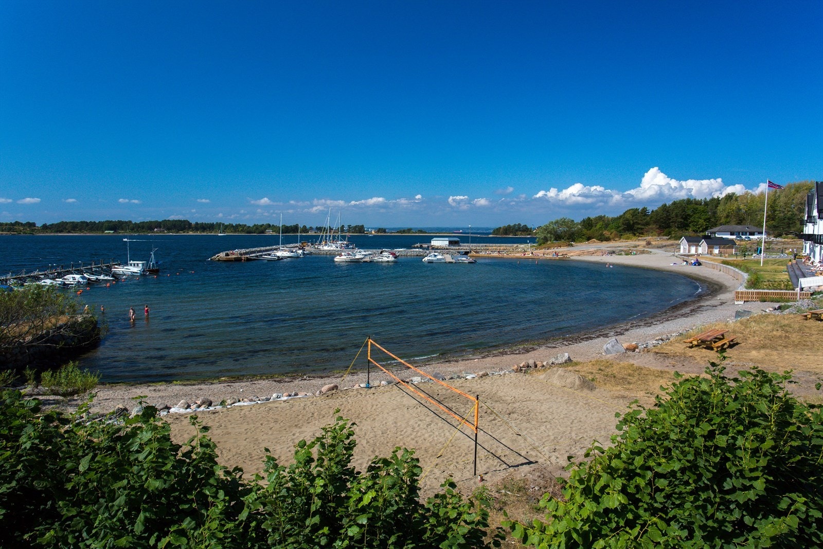 Hotellet ligger ved en langgrunn sandstrand, perfekt for soling og bading på varme sommerdager. Galleribilde