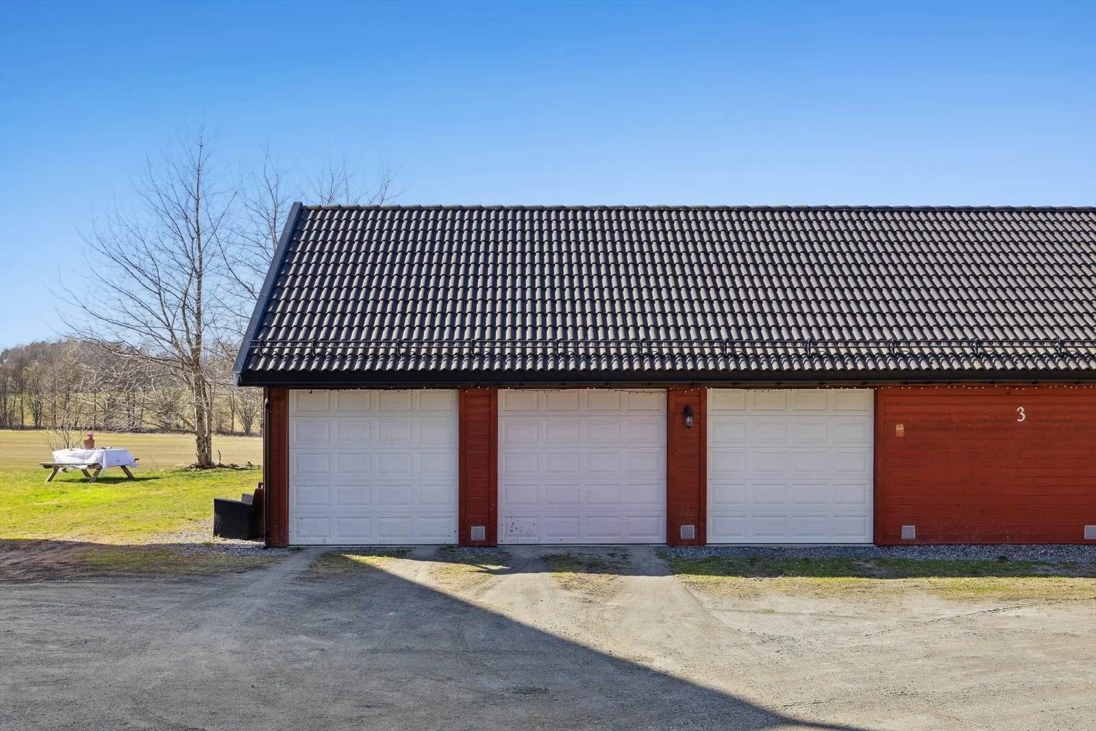 Garasjen deles med naboen. Denne boligen har 3 garasjeplasser Galleribilde