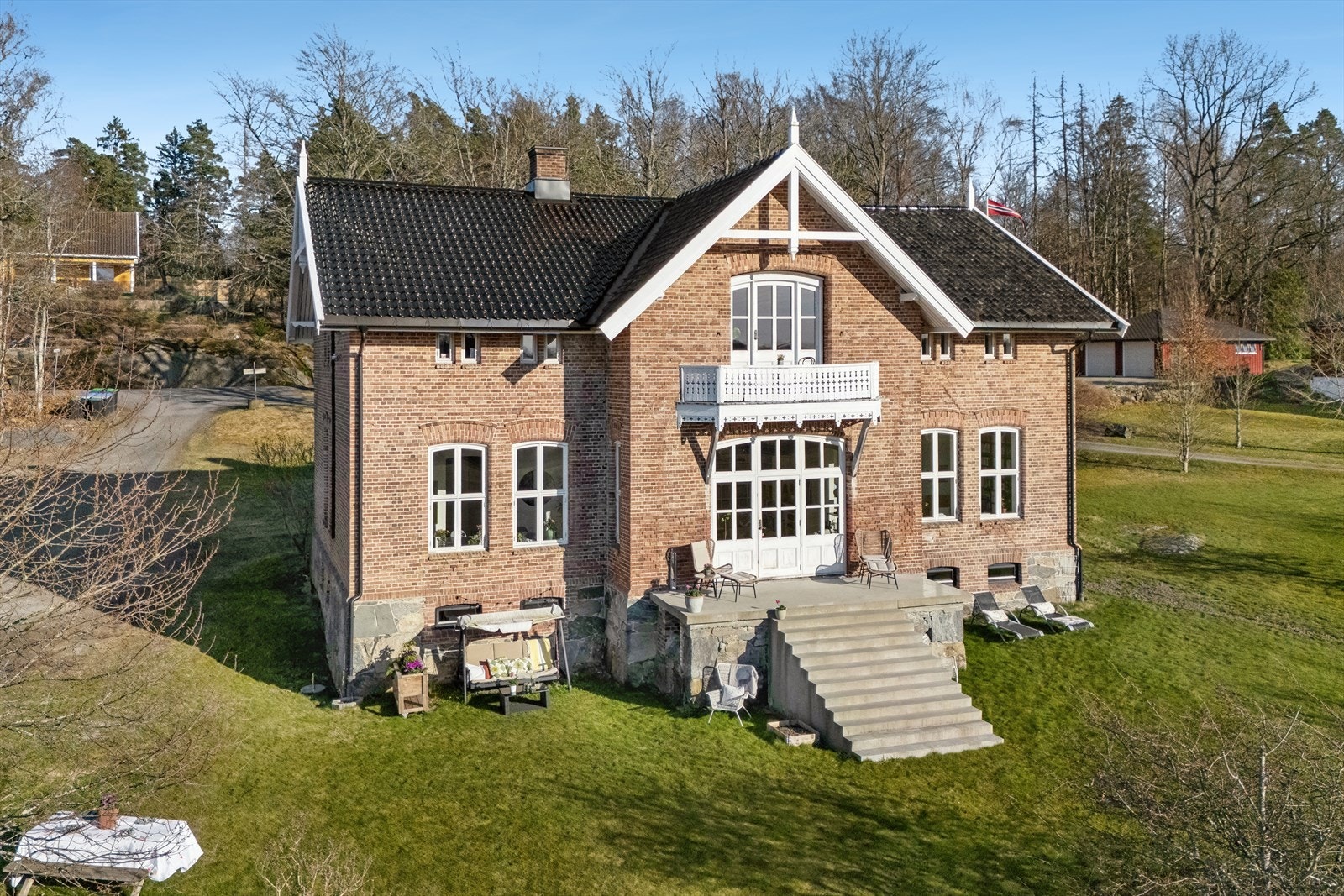 Kort vei til Fuglevik Båtmarine med flotte turområder og strender. Galleribilde